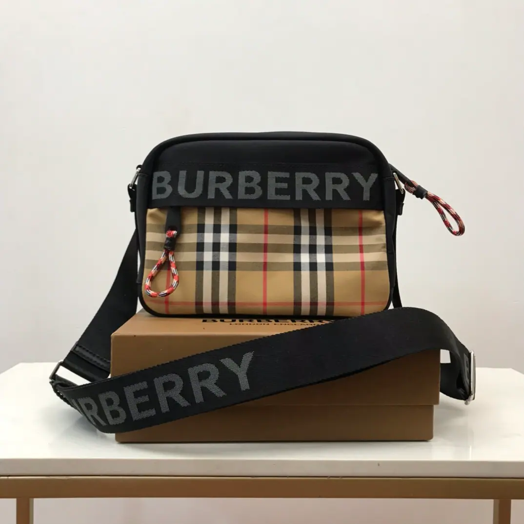A very delicate camera bag., I'm gonna go with the leather., A branded letter logo decorated with flowers.. With a stylish netted nylon belt., Make a slant or shoulder shape. Dimensions:W22 x H16.5 x D11cm Modifiable slant belt 1A zipper bag.. 1An outer bag. 3A position - We're going to pull the chain. Lightawa Metal accessories