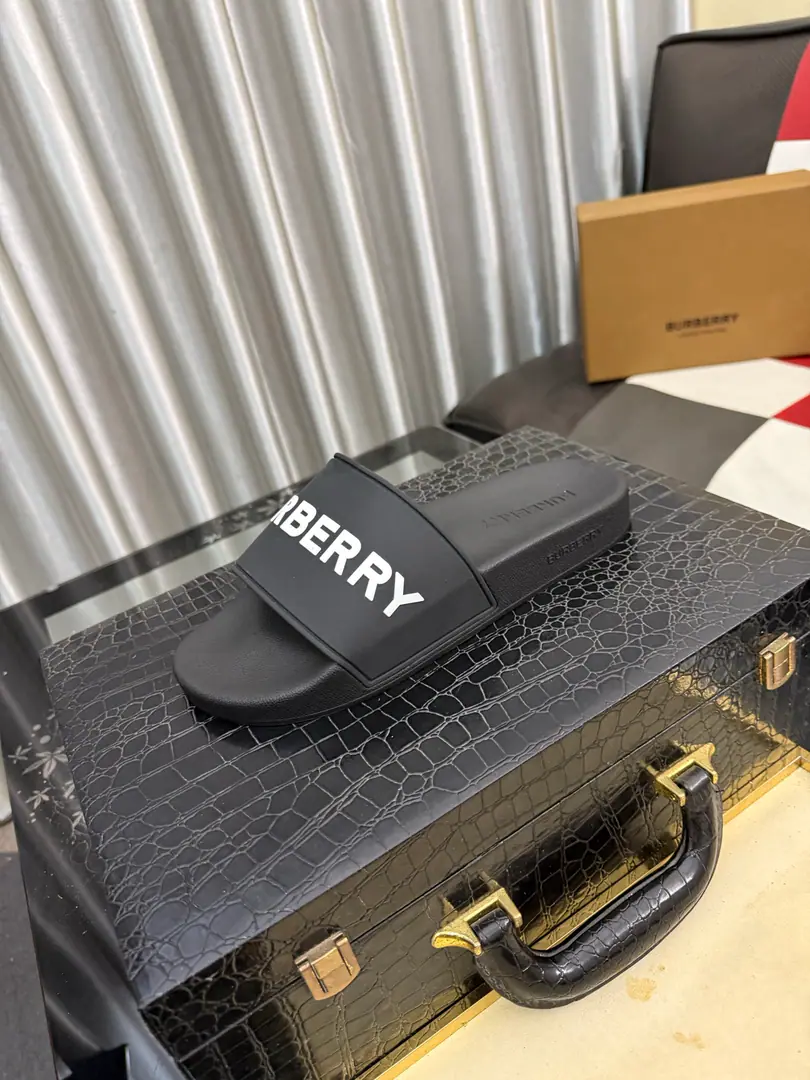 Get out of the factory.⌚⌚Burberry - Boboli slippers., Summer's new classic-cut slippers.Vintage The retro-gauge slippers. The twigs make comfort in wearing the experience. Shoe.: PVC %Heat-plastic polyurethane Shoes under the sole.: %Rubber Setup Design Sides are. Burberry Stereo-letter logo BurberryClassic-cut sandals. This classic pair of green sandals is from...Burberry (Bobley.). Design Details: Clipping, haymarketSquare Stripes, Show your toes., The side is marked with a pebbles brand., - Scalpel shoes. Size: 35-46（45, 46Do it.）
