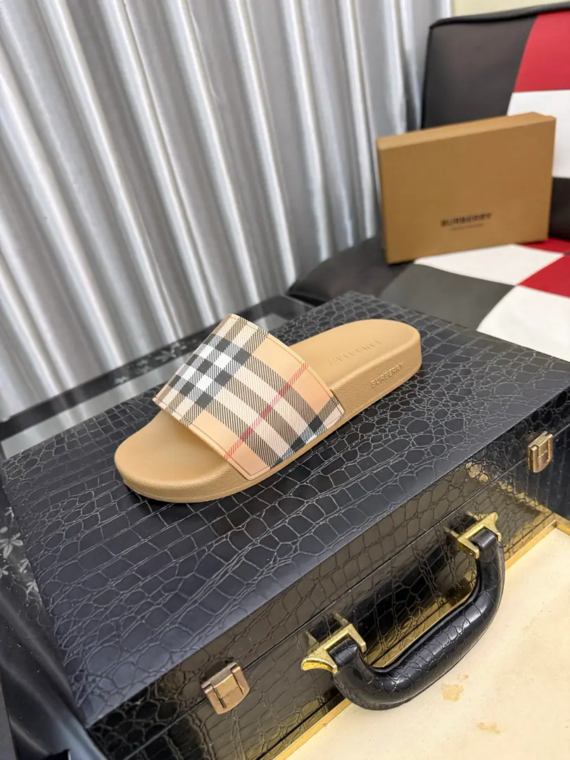 Get out of the factory.⌚⌚Burberry - Boboli slippers., Summer's new classic-cut slippers.Vintage The retro-gauge slippers. The twigs make comfort in wearing the experience. Shoe.: PVC %Heat-plastic polyurethane Shoes under the sole.: %Rubber Setup Design Sides are. Burberry Stereo-letter logo BurberryClassic-cut sandals. This classic pair of green sandals is from...Burberry (Bobley.). Design Details: Clipping, haymarketSquare Stripes, Show your toes., The side is marked with a pebbles brand., - Scalpel shoes. Size: 35-46（45, 46Do it.）