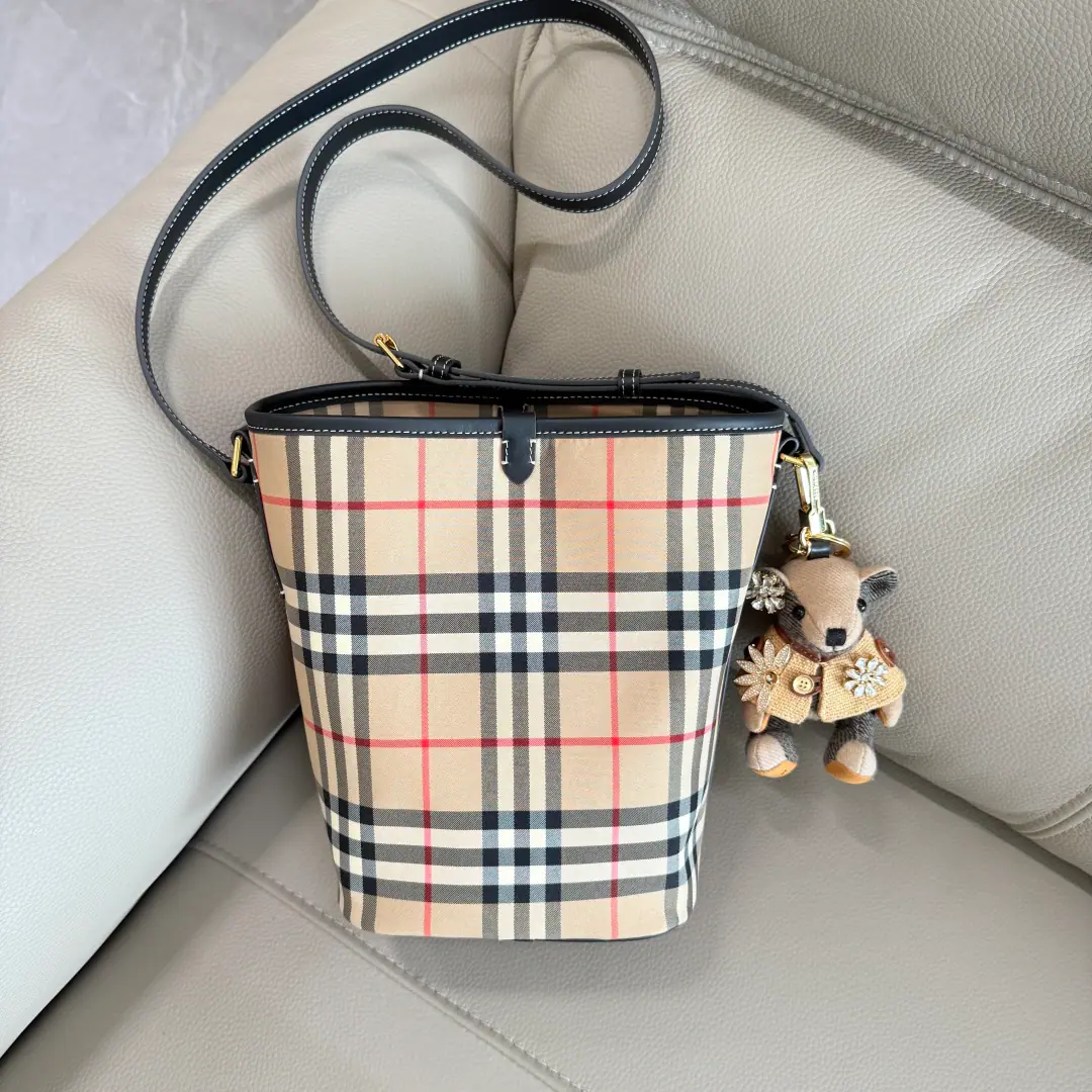 Special level The little one's a new bucket bag. Classic grid-lined design It's a size size. The size of the big one is cooler and more cool. Second#All-wise-wise-shy style. The most beautiful thing is a handkerchief. More with a windcoat.feel