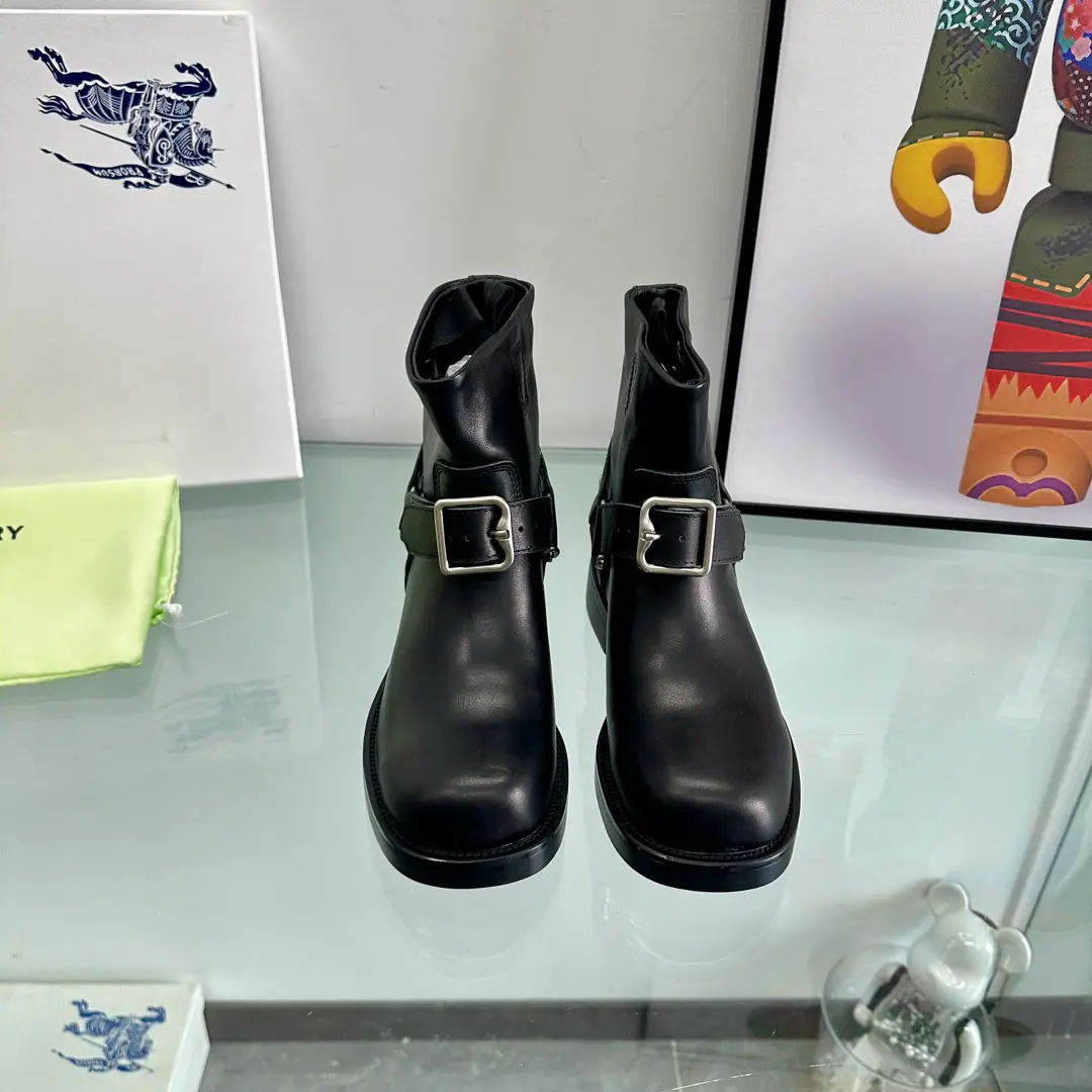 New stuff on the shelf.🌈- Boboli.Burberry pBoots. Short boots. The owner of the counter is making a call., Designed by a celebrity. 〰 It's a unique knight's boots with a Boboli. Shoes face with top-top head-story sheep skin inside the skin of a cow. Remarks:Boots.👢Humming38cm Ripple:35cm He's tall.:2.5cm Short boots.👢Humming:15cm Ripple28cm The sheep's skin in the boots. In the short boots, in the sheep's skin. Codes: 35-43（35.40.41.42.43It's a code. No, no, no, no, no.）