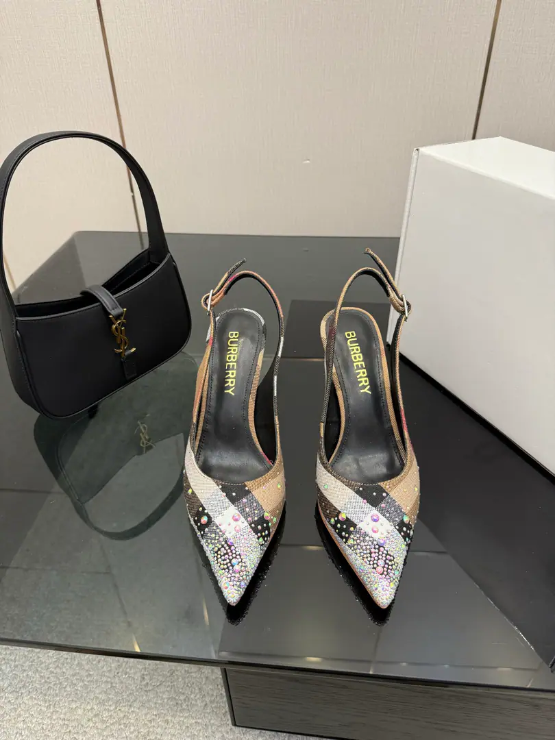 High Version Burberryy- Boboli.2026Spring and summer's new exclusive style of retrograde elegance. High heels. 🎉BURBERRYBobley England.🇬🇧Luxury brands, The rice of the hide., Original1:1Copy, The close-stringed and knitted design of round head regenerated., Decoration of branded grids. ✅Fabulous.: Original cowboy.+Bullskins. ✅Foot.: Customize sheep skins ✅Otsumi!: That's a big one. ✅He's tall.: Floor, 8.5cm ✅Codes: 35–41 （40, 41, 42Custom）