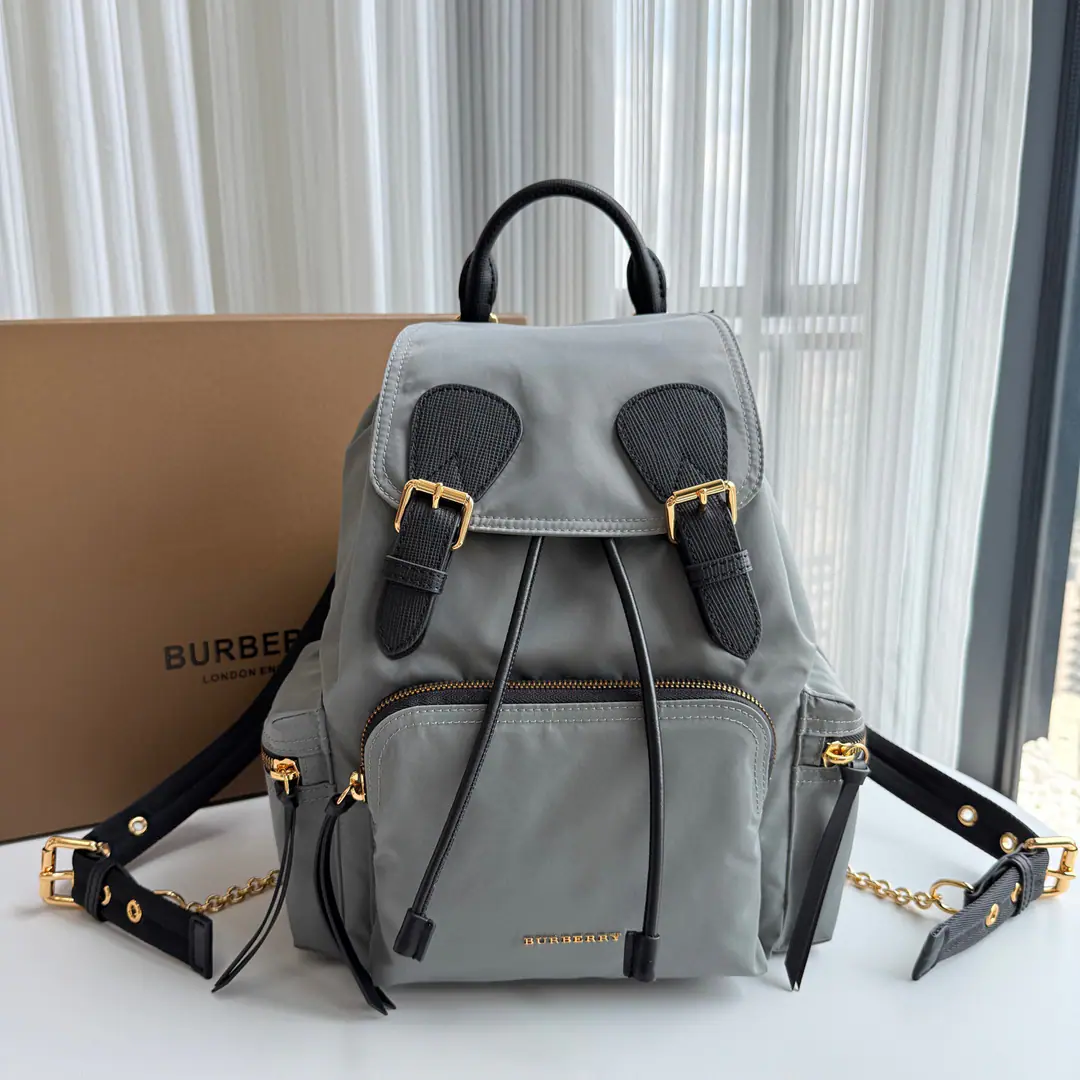 Special level The army backpack of the Chinese Brigade is prototyped with the hidden military bag., The nylon fabric is designed to protect against the rain., Decoration of the leather edges of the wire. 22 x 14 x 33cm
