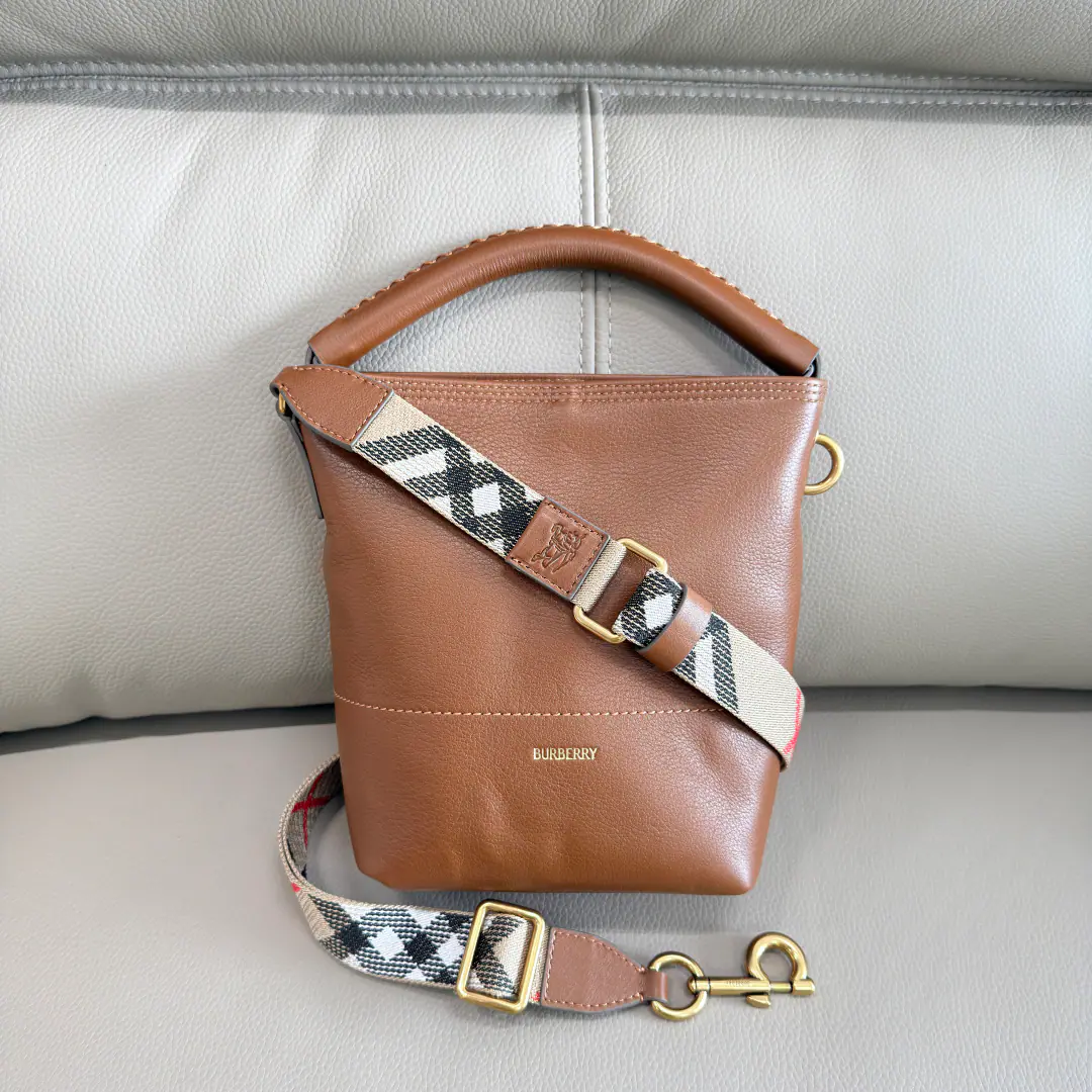 Special level BHome is new.BFont card-button bag It's made of calf skin.. Made in Italian craftsmen., It's named after a branded logo.bFont card buttons. Combination with cotton coiling line, With a stylish rectangular shoulder belt.. Scalpel BurberryGravity, In a symbolic sammy.. The bag is a perfect set., Switch your hands whenever you want., Shoulder or slash back shape. Dimensions21x8.5x22cmModel5941