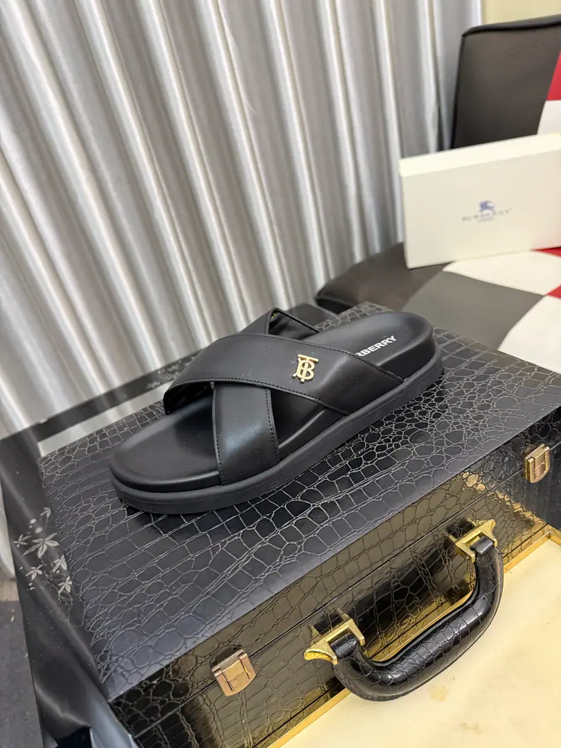 Get out of the factory.⌚⌚Burberry - Boboli slippers., Summer's new classic-cut slippers.Vintage The retro-gauge slippers. The twigs make comfort in wearing the experience. Shoe.: PVC %Heat-plastic polyurethane Shoes under the sole.: %Rubber Setup Design Sides are. Burberry Stereo-letter logo BurberryClassic-cut sandals. This classic pair of green sandals is from...Burberry (Bobley.). Design Details: Clipping, haymarketSquare Stripes, Show your toes., The side is marked with a pebbles brand., - Scalpel shoes. Size: 38-44（45Do it.）