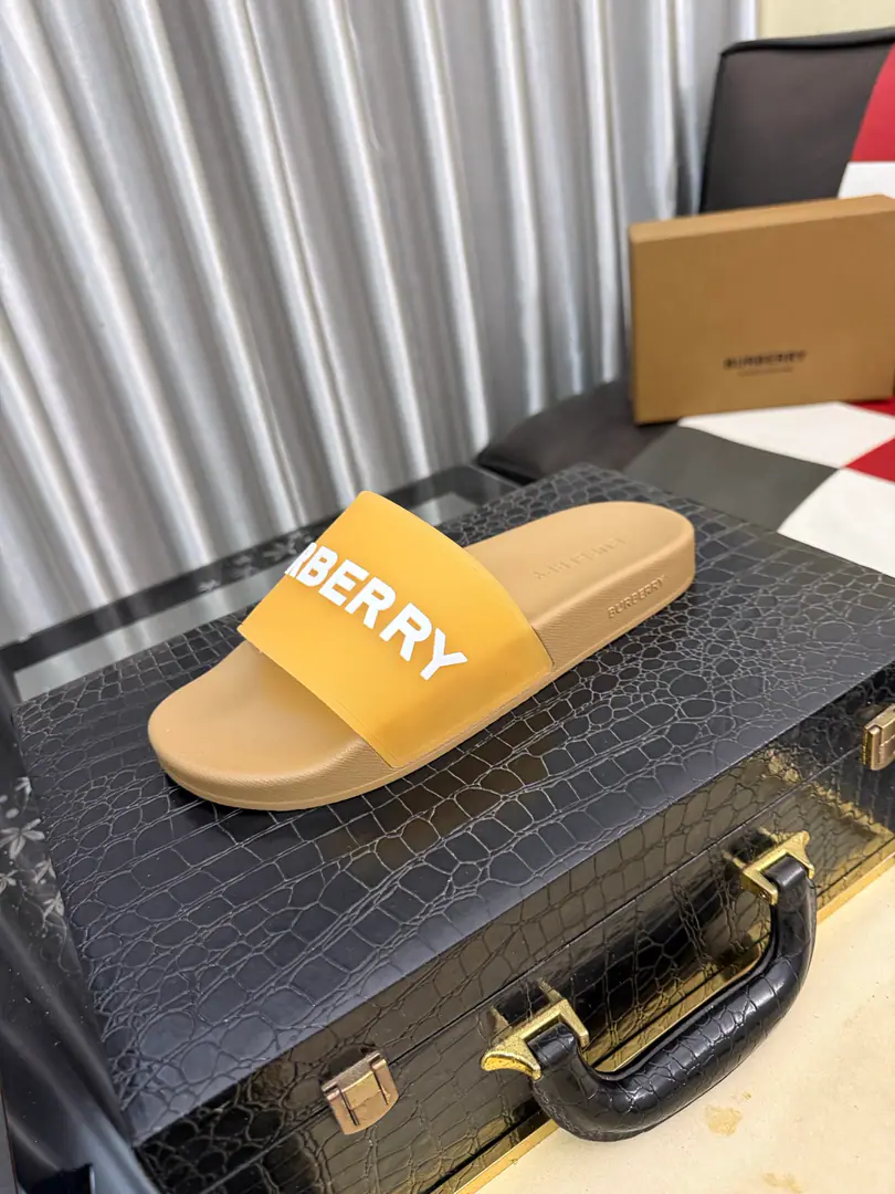 Get out of the factory.⌚⌚Burberry - Boboli slippers., Summer's new classic-cut slippers.Vintage The retro-gauge slippers. The twigs make comfort in wearing the experience. Shoe.: PVC %Heat-plastic polyurethane Shoes under the sole.: %Rubber Setup Design Sides are. Burberry Stereo-letter logo BurberryClassic-cut sandals. This classic pair of green sandals is from...Burberry (Bobley.). Design Details: Clipping, haymarketSquare Stripes, Show your toes., The side is marked with a pebbles brand., - Scalpel shoes. Size: 35-46（45, 46Do it.）