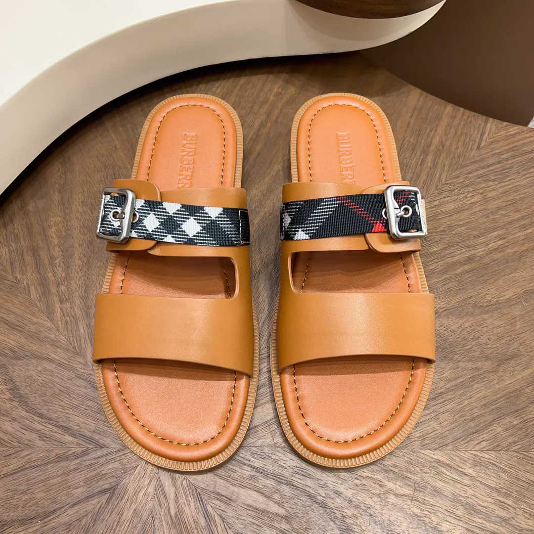 BurberryThe wind crosses with the sand. Dollar Head-decked cow skin.+MetalTBTitle, I'm so full of texture.✨ 39-44Handouts, 38/45/46Customable Multi-Current Optional, Summer shorts./Nice jeans. Comfortable, unspareable., I can wear it on a commute.