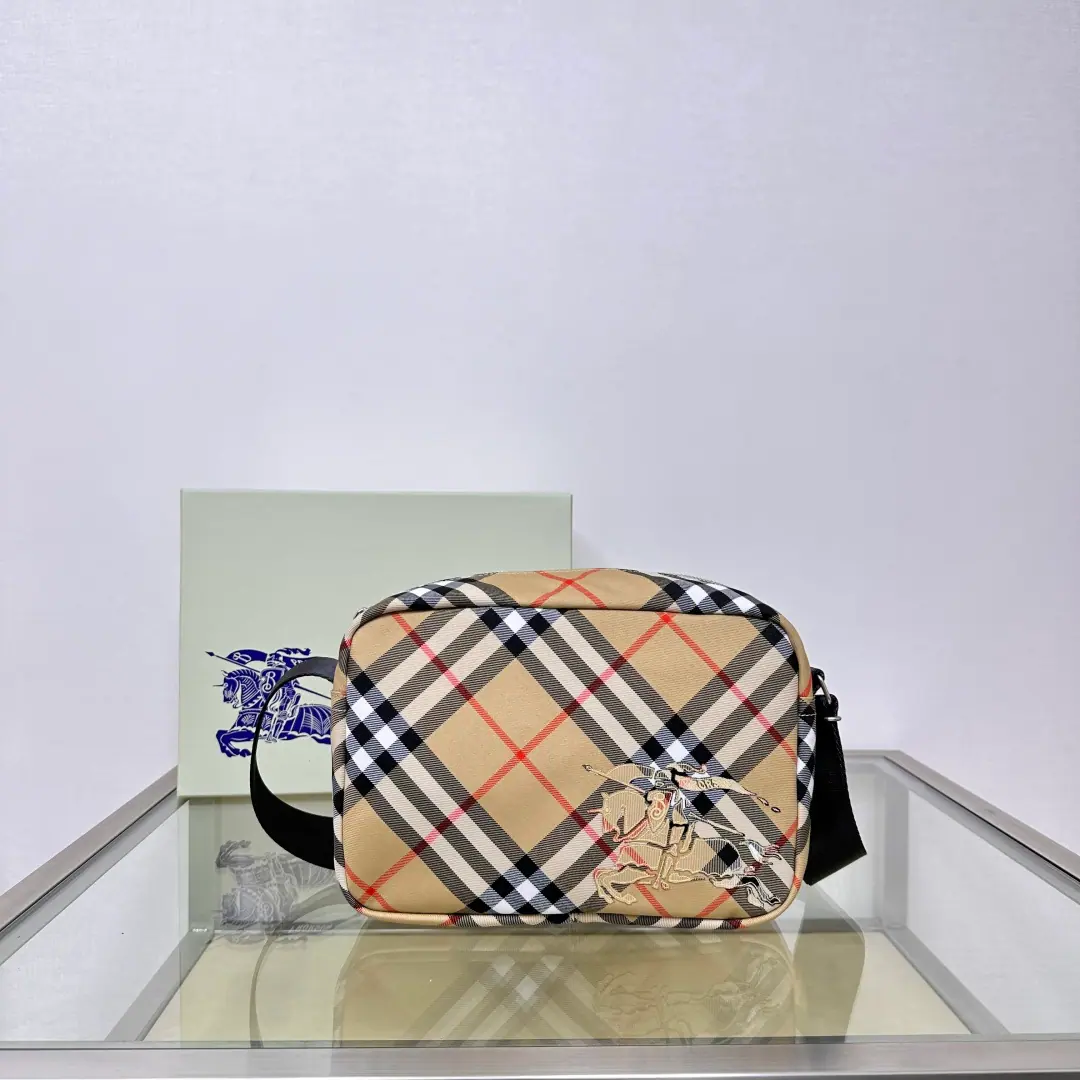 Special level BHome's latest slant backpack., Decorative Swirl BurGravity. The Knight of the Horses.(EKD）Posters, Design using pure color liners. Match B Font zipper head, Yes1A pocket., It can accommodate a variety of small objects. From BurThe classics., The necessary provision for the closet is interpreted in a branded style.. Dimensions25 x 12× 18cm. Model3201