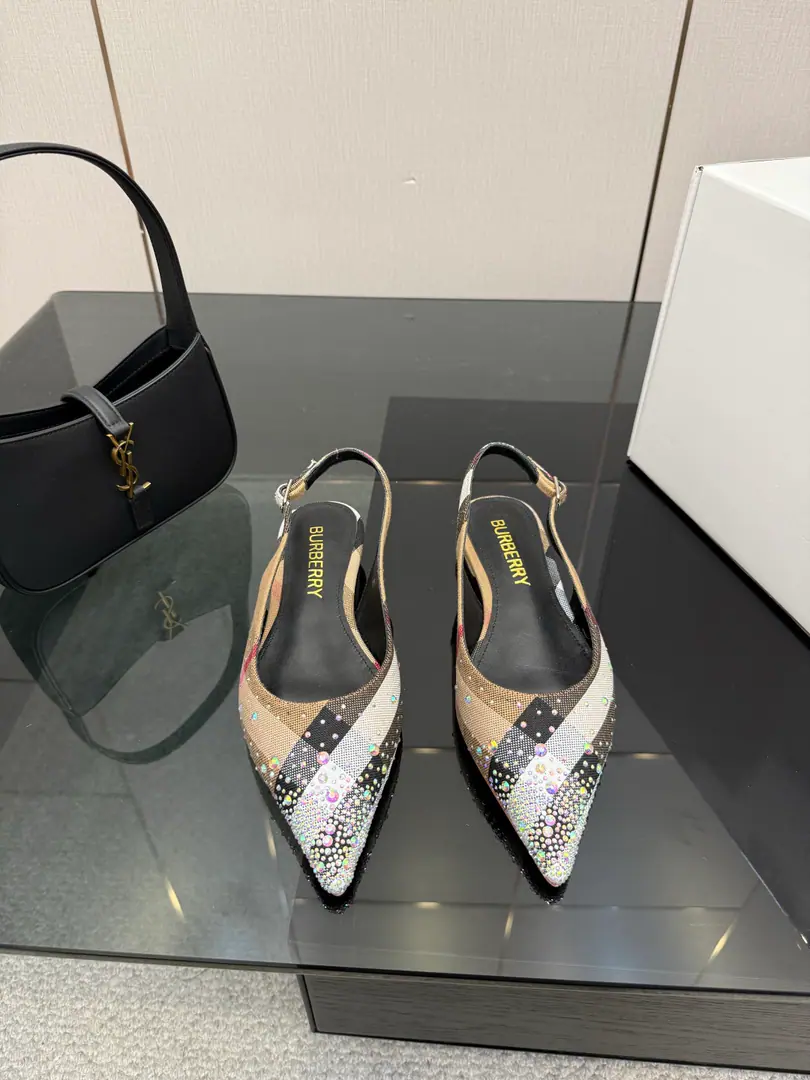High Version Burberryy- Boboli.2026Spring and summer's new exclusive style of retrograde elegance. High heels. 🎉BURBERRYBobley England.🇬🇧Luxury brands, The rice of the hide., Original1:1Copy, The close-stringed and knitted design of round head regenerated., Decoration of branded grids. ✅Fabulous.: Original cowboy.+Bullskins. ✅Foot.: Customize sheep skins ✅Otsumi!: That's a big one. ✅He's tall.: Floor, 8.5cm ✅Codes: 35–41 （40, 41, 42Custom）