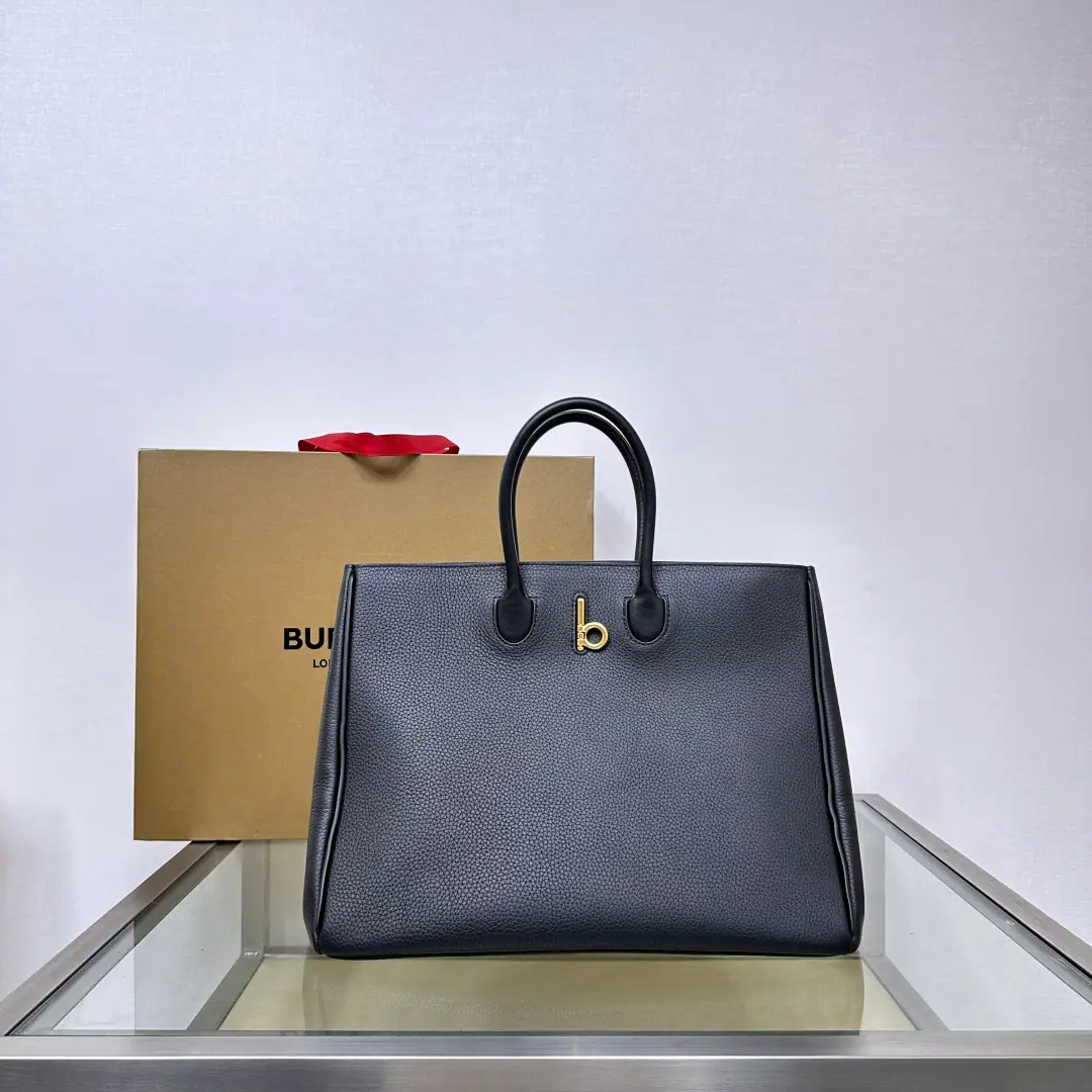 Special level Big number.BThe latest soft and firm Tot bag., I'm gonna make it with a little peared cow skin.. It's a work of art in Italy., Match, Pine line.. Integration into branding.b Woo-woo-woo!, Slippery little cow skins with a pony-striped knight's logo.(EKD）Pump flowers.. Adoption Openable The shoulder belt., Toggle handbags and shoulder backpacks. The back side is marked with the Knight of Horses. (EKD）Pump flowers. Dimensions35.5 × 18x 28cmModel5751