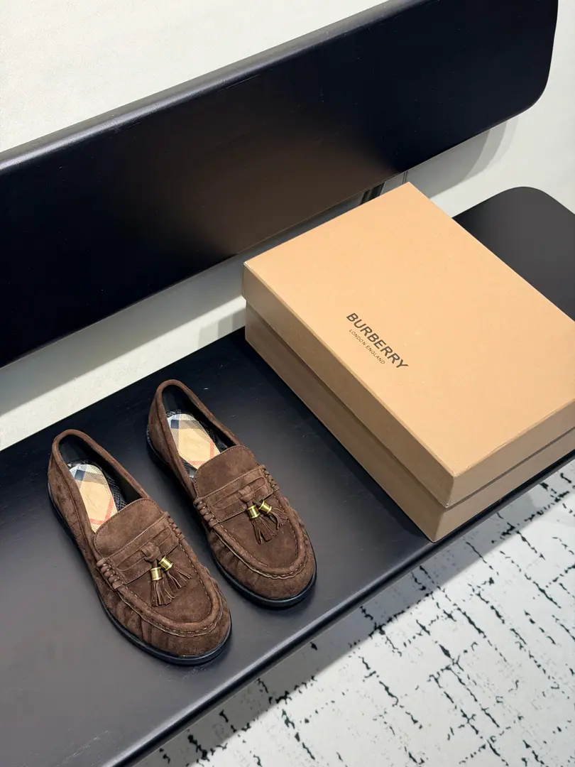 Burberry- Boboli. 2026Spring and summer brand new. The ancient wrinkled cattle, the sulfur shoes. As the most popular designer in these two years,, Simple design, The details are so clever., It's clean and unpopular.！ You don't want to see the brand., It's a little small but it's a good match., ins, Little Red Books are everywhere. ！BSOriginal Customise！ ◾️Shoe.: Original cattle-specific, skin. ◾️Uchi.: Import mixed sheep skin ◾️Otsumi!: The original import is really big. ◾️He's tall.: 2.5cm ◾️Codes: 35~39(40.41Make a no-refund order.）