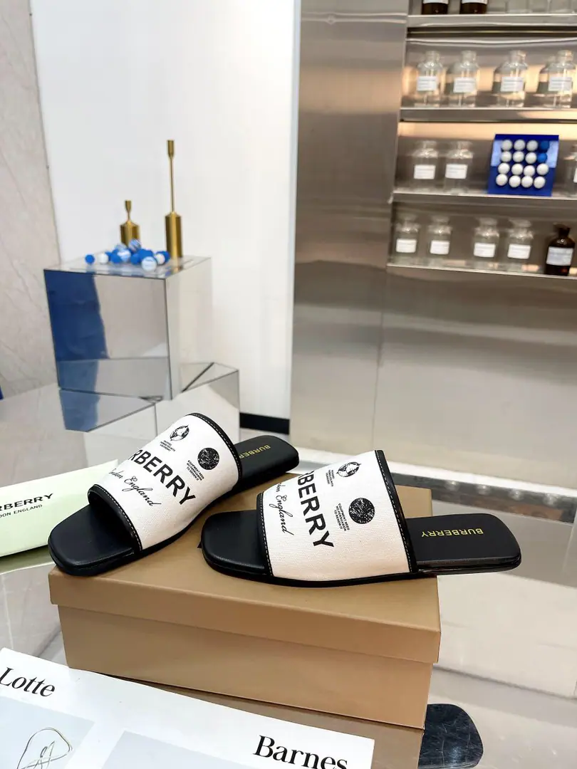 🌈🌈🌈New stuff on the shelf.☘️☘️Burberry Bobley's slippers.🌺🌺🌺Channel cargo A sulfide slipper with a papolis.🌈🌈It has to be the same.！🌺🌺The shoe face is made of a Barboli cow., In the skin and feet., Original Open button, The super soft leather material is perfect for the double-foot curve.. ❤️❤️Barboli's all vulcanized., The new smoothing and grinding of the bottom line is a natural display., It's not the original technology., 🍎🍎Process super-hard code number:35~42(40.41.42.43.44No re-election.)