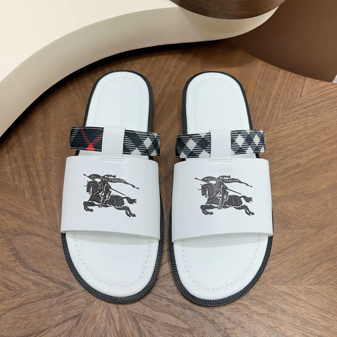 BurberryThe wind crosses with the sand. Dollar Head-decked cow skin.+MetalTBTitle, I'm so full of texture.✨ 39-44Handouts, 38/45/46Customable Multi-Current Optional, Summer shorts./Nice jeans. Comfortable, unspareable., I can wear it on a commute.
