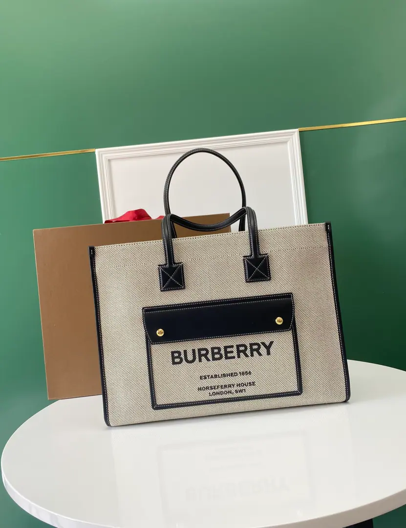 Special level BThe latest Tot Bag., It's made of a strip of leather and cotton canvas., The front pocket decorated brand. Horseferry Stamps. - You can carry it with your hand or shoulder.. 40 x 16 x 30cm🌟1381