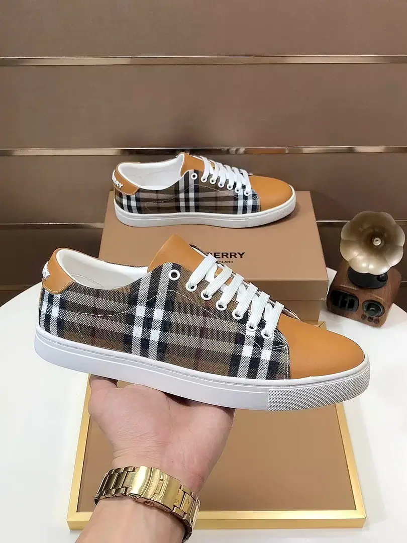 Plant 【burberry- Boboli.】Classic low-band sneakers.｜Imported cattle skin with classic glycerine.｜In the sheep's skin.｜Original Base｜The finest things to wear are comforts. Size: 38-44（45Do it.）