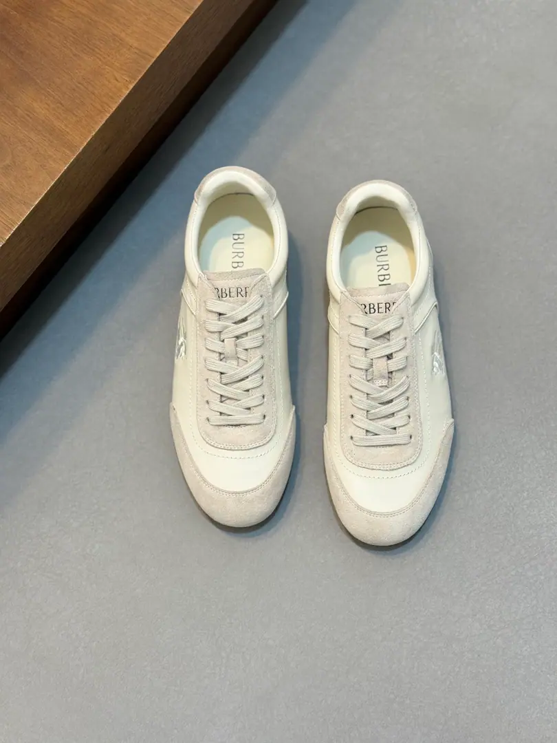 𝐁𝐔𝐑𝐁𝐄𝐑𝐑𝐘# Bobley's new Margo-Little and all the new balconies.·- Boboli.（Burberry）Classic Prototypes It's a really nice shoe.··Knight's blue skates. Finally, I see the latest slanting sneakers really look good., I can do whatever I want. Sports shoes, It's made of cotton-combined fabric.. Made in Italian craftsmen., Decorative Swirl Burberry Gear. With a lined and twig shoelace on the eye of the net., The rubber shoe bottom is a collection. Burberry Letter logo. From Burberry The classics., The necessary provision for the closet is interpreted in a branded style.. The knight's logo is on the side of round-shoes and tongue.（EKD）Label leather shoes mats, Shoes bottom strap. Burberry Letter logo size: 38-44（38, 45, 46Do it.）