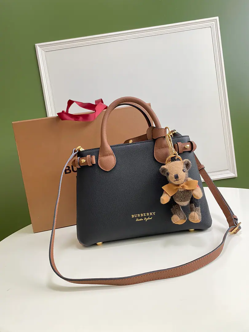 Special level British ordersBbr The BannerTóth. House Gravity-stamped leatherbane handbags. Soft structural senses package selection of granular leather andHouse CheckThe glyphs are carefully crafted. Detachable leather shoulder belt The latest fabric is different from the old one. Small26cm🌟7131