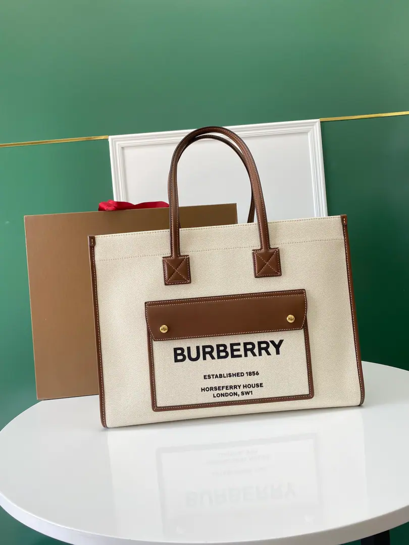 Special level BThe latest Tot Bag., It's made of a strip of leather and cotton canvas., The front pocket decorated brand. Horseferry Stamps. - You can carry it with your hand or shoulder.. 40 x 16 x 30cm🌟Model1381