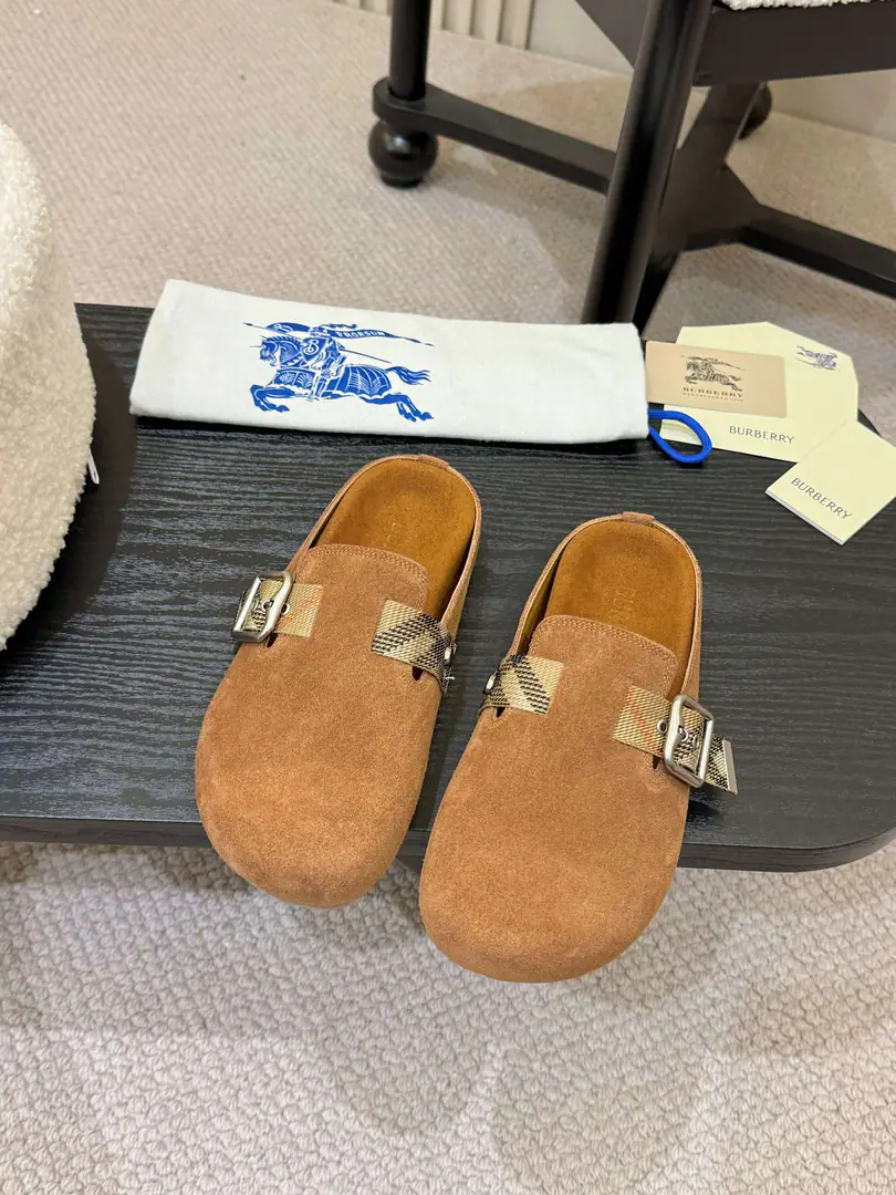 Get out of the factory. Burberry2025Brickham slippers out of the oven., It's made of soft anti-featur., It's a work of art in Italy.. I'm putting a lot of pressure on the grid., The soles of the pressurized shoes., It's a top-end logo.. & Make modifiable B Font-button Ring, A symbolic sand with decorated flowers. Burberry Gravity. ✅Fabulous.: Counter-featur. ✅Reeb.: In silk cow. ✅Otsumi!: TPU ✅Colours: Black, Brown., Pink, Almond., 4Colour Optional ✅Codes: Men and women35-45（35,45Custom）