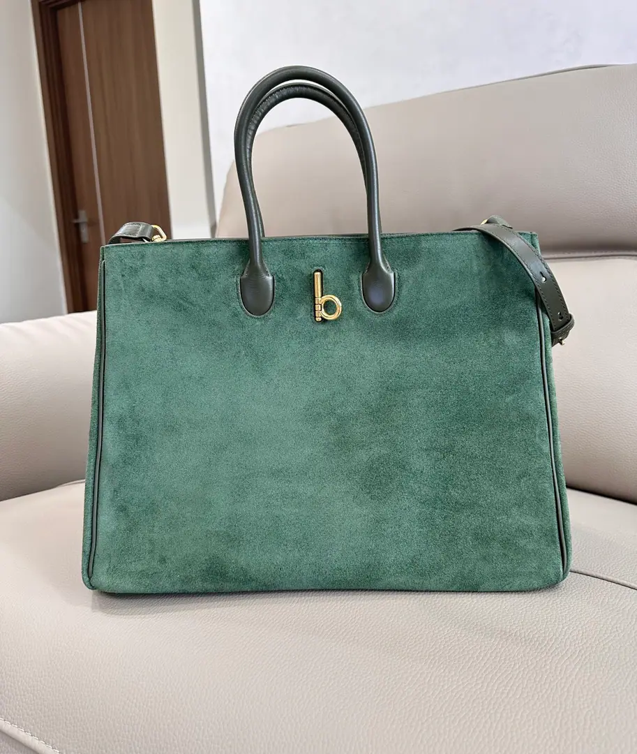 Special level Big number.BThe latest soft and firm Tot bag., I'm gonna make it with a little peared cow skin.. It's a work of art in Italy., Match, Pine line.. Integration into branding.b Woo-woo-woo!, Slippery little cow skins with a pony-striped knight's logo.(EKD）Pump flowers.. Adoption Openable The shoulder belt., Toggle handbags and shoulder backpacks. The back side is marked with the Knight of Horses. (EKD）Pump flowers. Dimensions35.5 × 18x 28cmModel5751