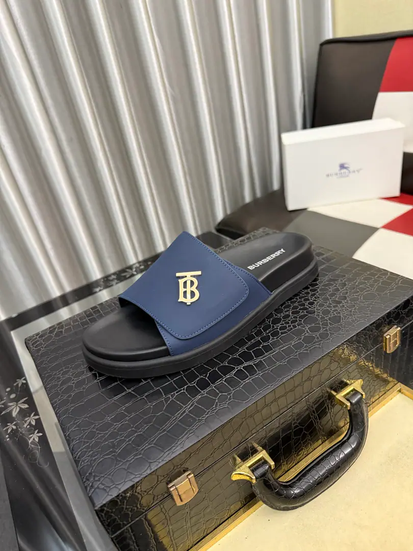 Get out of the factory.⌚⌚Burberry - Boboli slippers., Summer's new classic-cut slippers.Vintage The retro-gauge slippers. The twigs make comfort in wearing the experience. Shoe.: PVC %Heat-plastic polyurethane Shoes under the sole.: %Rubber Setup Design Sides are. Burberry Stereo-letter logo BurberryClassic-cut sandals. This classic pair of green sandals is from...Burberry (Bobley.). Design Details: Clipping, haymarketSquare Stripes, Show your toes., The side is marked with a pebbles brand., - Scalpel shoes. Size: 38-44（45Do it.）