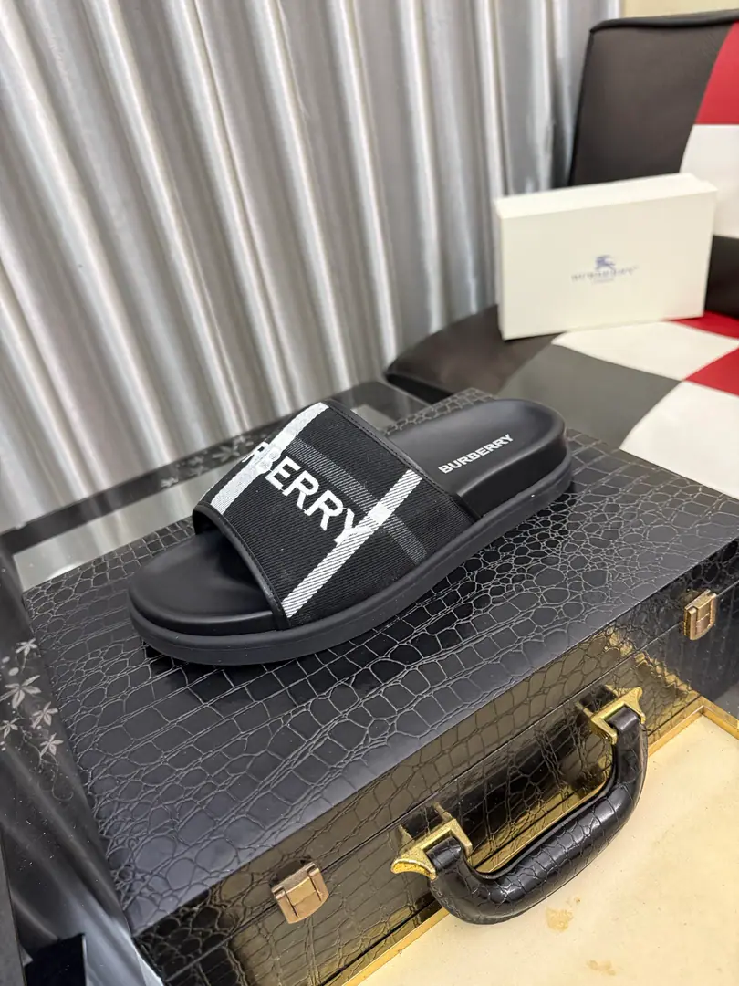 Get out of the factory.⌚⌚Burberry - Boboli slippers., Summer's new classic-cut slippers.Vintage The retro-gauge slippers. The twigs make comfort in wearing the experience. Shoe.: PVC %Heat-plastic polyurethane Shoes under the sole.: %Rubber Setup Design Sides are. Burberry Stereo-letter logo BurberryClassic-cut sandals. This classic pair of green sandals is from...Burberry (Bobley.). Design Details: Clipping, haymarketSquare Stripes, Show your toes., The side is marked with a pebbles brand., - Scalpel shoes. Size: 38-46（45, 46Do it.）
