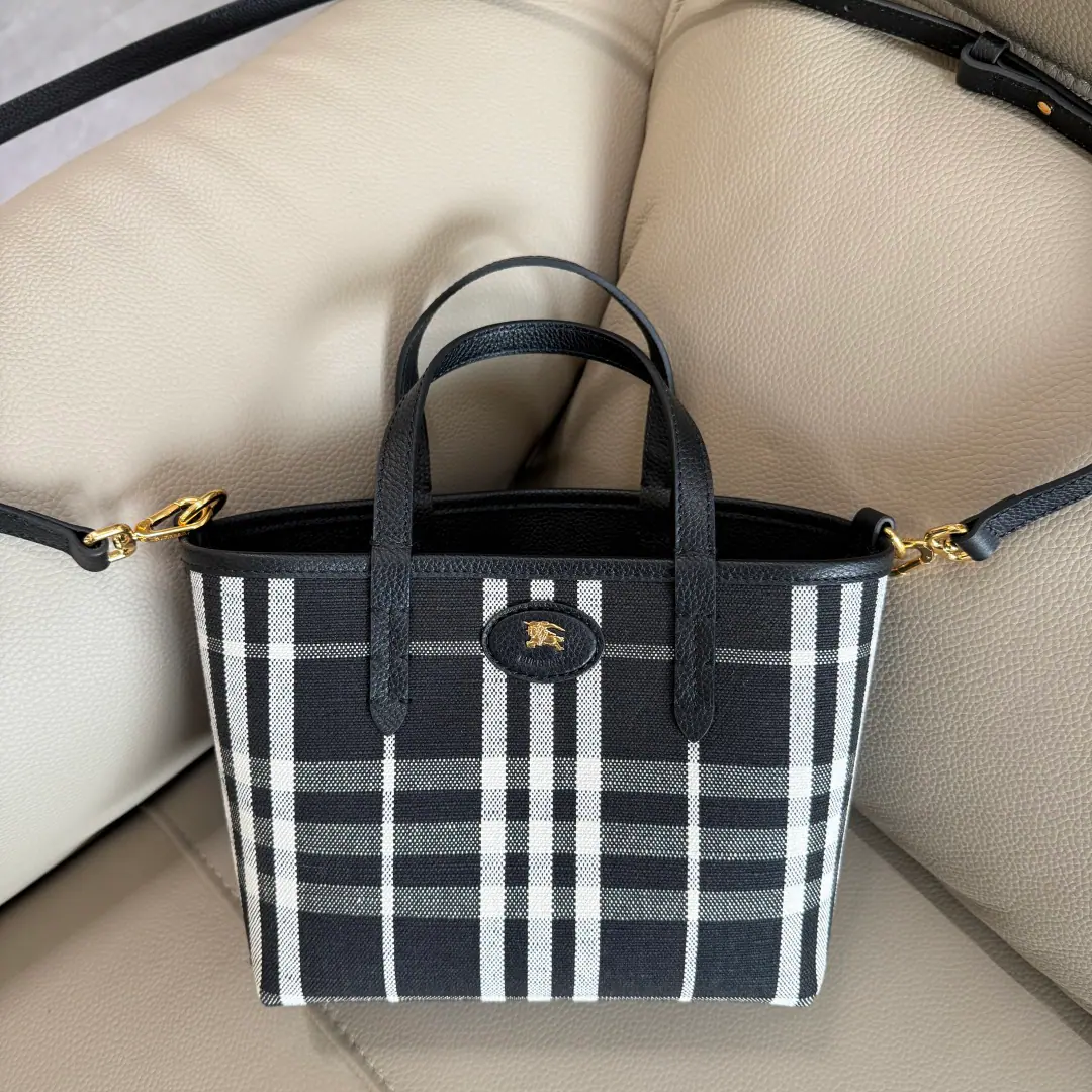 Special level New two-faced mini-tort bag.🎁It's made of a grain of calf skin., It's a work of art in Italy.. Reverse As Burberry Glyph cotton combing paste., In a symbolic sammy.. From brandBloomsbury Series, A knight's seal with leather and metal., From 1980 The collection of the old brand bags.. You can use the top handle., Or slashed backshows with a strap in a strap.. The front is marked with the Knight of Horses. （EKD） Leather size22× 10x20cm. Model6291