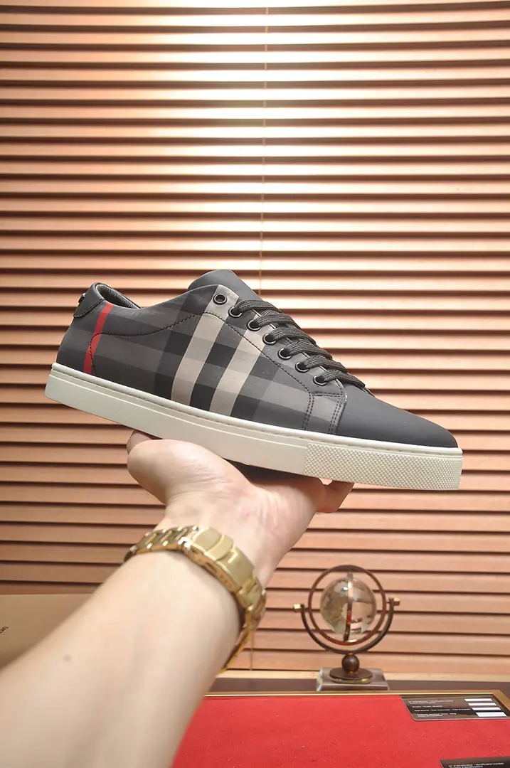 Get out of the factory. 【burberry- Boboli.】（In the cow's skin.）Classic low-band sneakers.｜Imported cattle skin with classic glycerine.｜In the cow's skin.｜Original Base｜The finest things to wear are comforts. Size: 38-44（45Do it.）