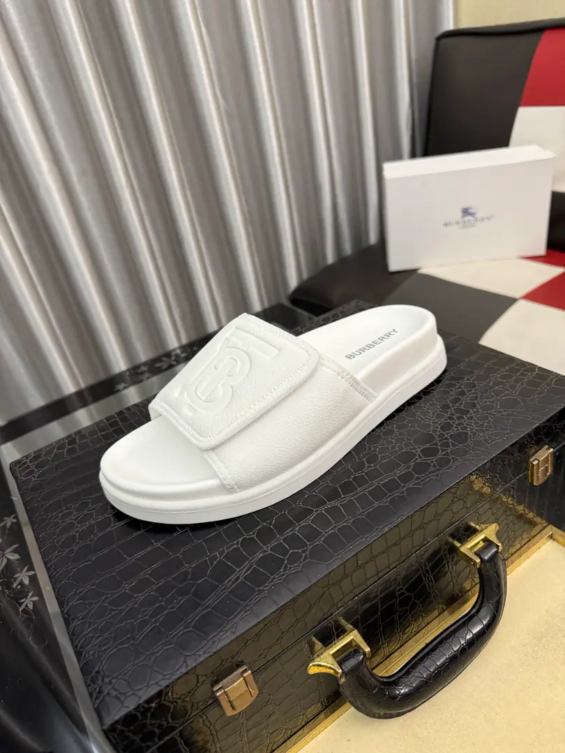 Get out of the factory.⌚⌚Burberry - Boboli slippers., Summer's new classic-cut slippers.Vintage The retro-gauge slippers. The twigs make comfort in wearing the experience. Shoe.: PVC %Heat-plastic polyurethane Shoes under the sole.: %Rubber Setup Design Sides are. Burberry Stereo-letter logo BurberryClassic-cut sandals. This classic pair of green sandals is from...Burberry (Bobley.). Design Details: Clipping, haymarketSquare Stripes, Show your toes., The side is marked with a pebbles brand., - Scalpel shoes. Size: 38-44（45Do it.）