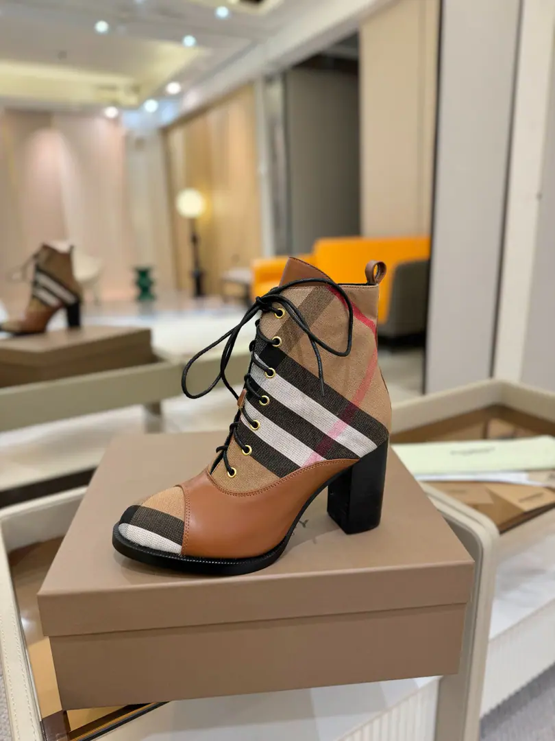 Burberryy Bobley. 𝑩𝒚𝒓𝒃𝒆𝒓𝒓𝒚𝒚 💝 👠 𝘽𝙪𝙧𝙗𝙚𝙧𝙧𝙮𝙮 Bobley.2025 Unique. Launch classic grid boots.👢 Unique. Release ⚠️Requisition high version ⚠️Burberryy - Boboli. A lazy, elegant, understanding style. 🎉BURBERRYBobley England.🇬🇧Luxury brands, The rice of the hide., Original1:1Copy, Synchronize new cabinets A classic shoe-designed tattoo with graceful knowledge.. ✅Fabulous.: Original cow leather with a rib cloth. ✅Uchi.: Customize sheep skins ✅Otsumi!: The original is really a big one. ✅He's tall.: 9.5cm ✅Codes: 35–41 （40, 41Custom）