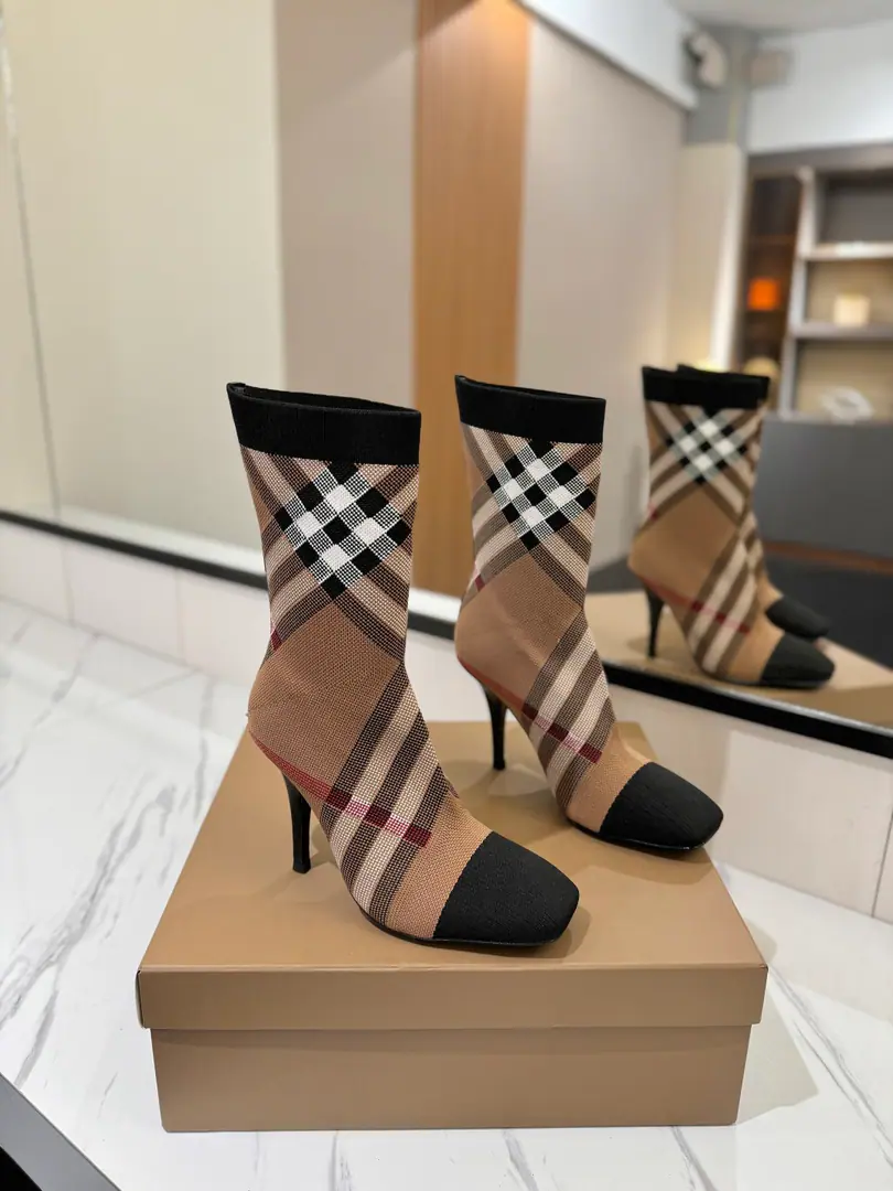 Plant price: 𝘽𝙪𝙧𝙗𝙚𝙧𝙧𝙮𝙮 Bobley. Unique. Pump a tight and greasy pin-weaving boots.👢 🎉BURBERRYBobley England.🇬🇧Luxury brands, The rice of the hide., Original1:1Copy, Close-bulleted knitted and knee boots, Design round boots with a thick heel., Decoration of branded grids. 🆕🆕🆕 ⚠Boots.: 92%Polyester fibres, 8%Flexible fibres, ♪ In the inside, you'll have to put your feet on the skin ♪, Italy🇮🇹That's a big one.[Tooth.]！！！ ✅Fabulous.: Original custom-made woolbar ✅Otsumi!: The original is really a big one. ✅He's tall.: 𝟏𝟎.𝟓𝙘𝙢 ✅Codes: 𝟑𝟒-𝟒𝟏（𝟑𝟒.𝟒𝟎.𝟒𝟏Do it.） ✅Humming: 𝟐𝟐𝙘𝙢 ✅Boots.: 𝟏𝟑𝙘𝙢