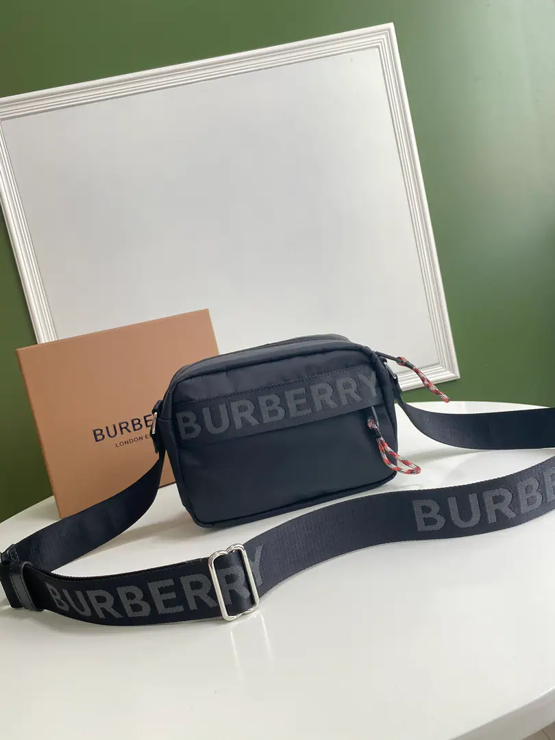 BNYR slanted backpacks for men and women who are always light pilot., A leather decoration., Decoration of the Knight of England. Attach stale nylon belts, Slanting back.. 22*11*16.5cm🌟6691