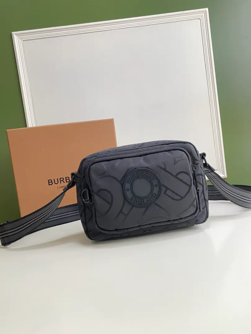 bbrThe latest nylonbud waterproof camera kit this year.📷This camera bag is a new fabric., It's also a tarp., It's cool. Dimensions: 23x15x7cm🌟Model3482