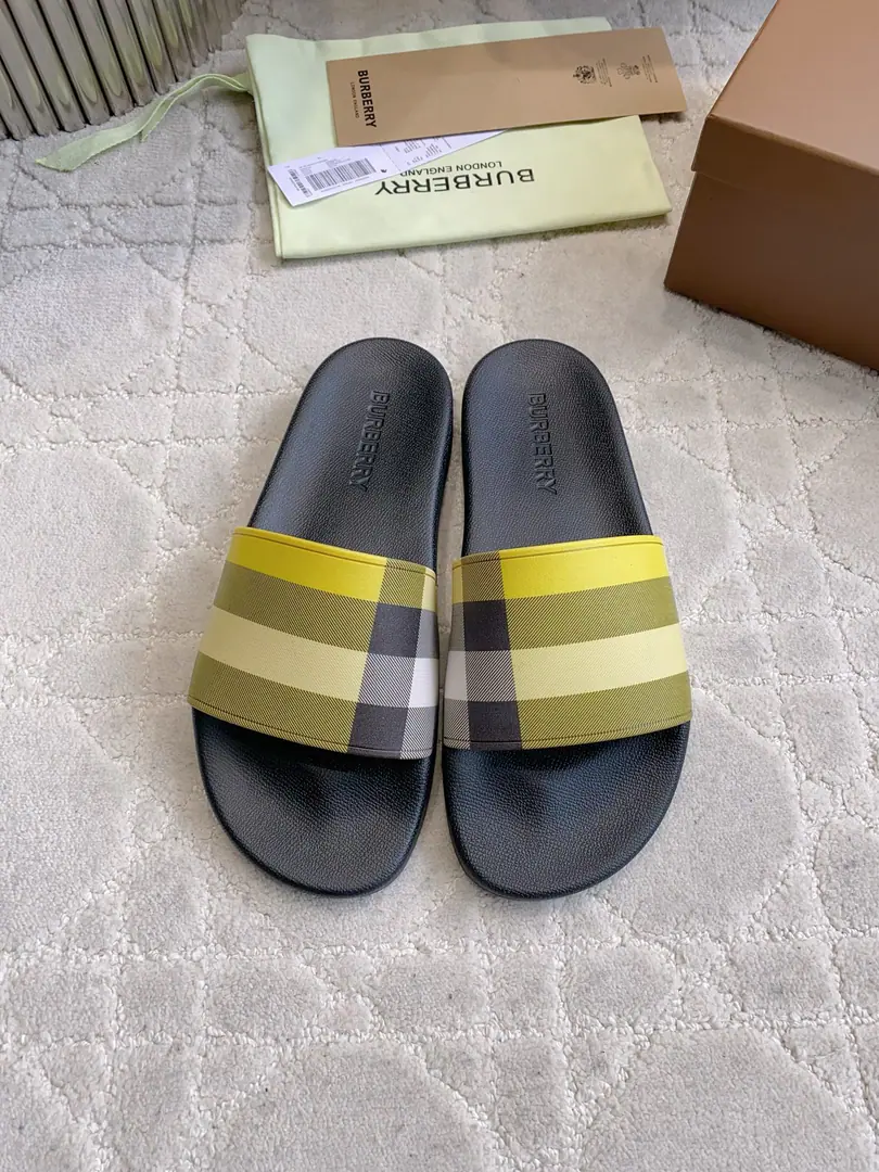 Get out of the factory. Same paragraph for men and women Burberr*New staircase sand slippers. A free pass. The whole pair of shoes is light and comfortable. ZPAcquisition1:1Repeat Female size35-39（40Do it.）Men39-45（46Do it.）
