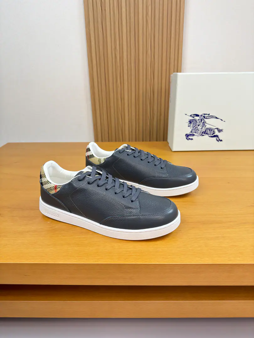 【 BURBERRY】- Boboli. High-end quality Original List·Leisure sports shoes Shoe.: Imports🔝Skin of a stale calf., Shoes..Brand totems., Shoe tongue..- I'm sorry.logo Uchi.: Water-tied cow skin. Otsumi!: It's so light.TPRRubber; Form Super-high-quality control.·- I'm doing a little work.: Highlight(High-end·- How expensive.·Slot) Size: 38-44（45.Make a reservation.)·BBR0157