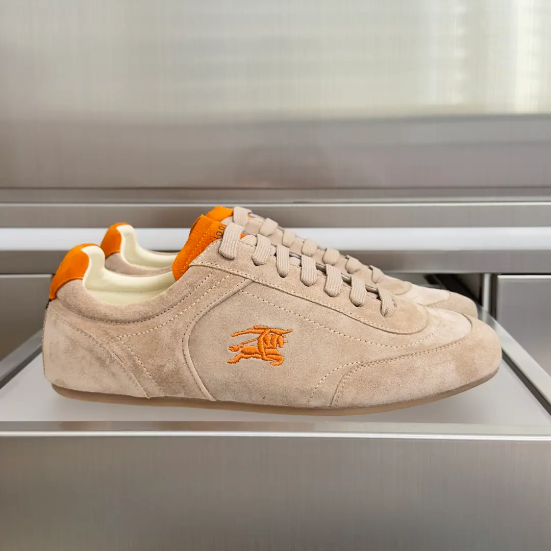 Top Version: Female/Men Burberry- Boboli.Knight Runner Series Couple money. Leisure Sports shoes - Tetsu. Knight Runner Sports shoes, A brand-marked new thing., Show currentline-like contour and simple appearance. It's made of the anti-feather leather., It's a work of art in Italy.. Low-pitched, A low profile, a symbol of the Knight of Horses.（EKD）Embroidery, Heel decoration. Burberry Gear Ripple Details. Light rubber soles are integrated into the grid stripes., I'm gonna get my bottom grip. Send a cabinet for fine packaging🛍📦 ▪️Fabulous.: Original customized head-level cattle skin ▪️Uchi.: Imports of soft sheep skins ▪️Shoes under the sole.: Original modeling of slide-resistant rubber material ▪️Bottom: 2CM ▪️Size: Female35-40 / Men39-45（Custom45