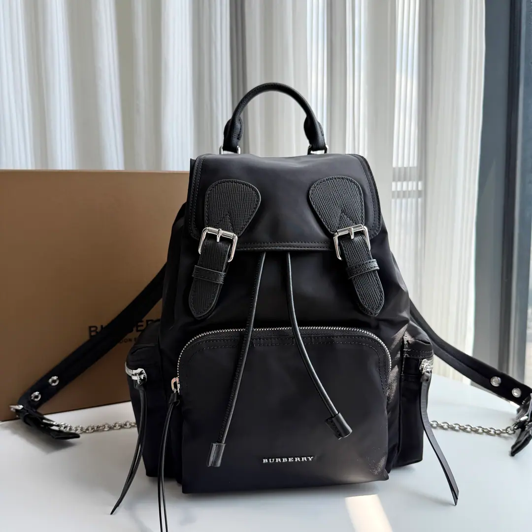 Special level The army backpack of the Chinese Brigade is prototyped with the hidden military bag., The nylon fabric is designed to protect against the rain., Decoration of the leather edges of the wire. 22 x 14 x 33cm