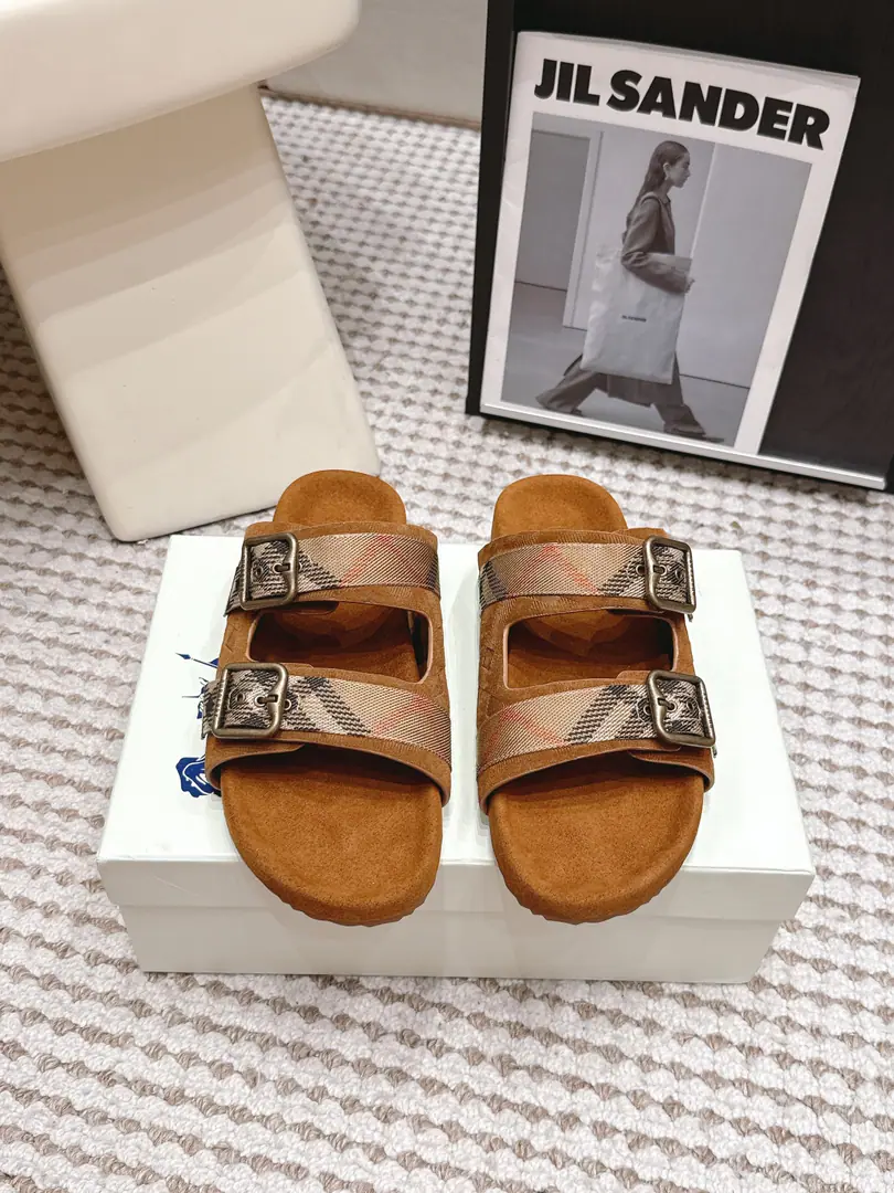 Requisition level Burberry - Boboli. 26/Summer New Money The pair of slippers. - Boboli.Burberry Classic slippers are made of soft anti-featured fabric., It's a work of art in Italy.. I'm putting a lot of pressure on the grid., The soles of the pressurized shoes., It's a top-end logo.. & Make modifiable B Font-button Ring, A symbolic sand with decorated flowers. Burberry Gravity. Fabulous.: Counter-featur./Bullskins. Reeb.: In silk cow. Otsumi!: Rubber bubbles Codes: Female size35/41（35, 41Custom） Men38/45（45Custom）