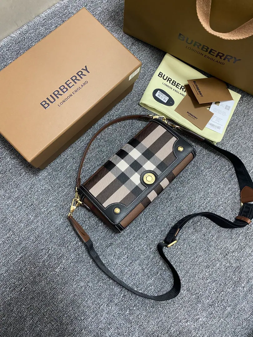 Special level BThe new home, the old-fashioned little bag. The top is really perfect.⭐️The handles and the wide shoulder are different.🌟Designed inspired by brand collection archives., Decoration BHome-made stripes and calf skin. Match. The button on the logo.. The limited amount of the color makes the classic different. Hand., ♪ Shoulder ♪, Slash Multifunctional Dimensions24 x 8 x 14cm🌟Model1671