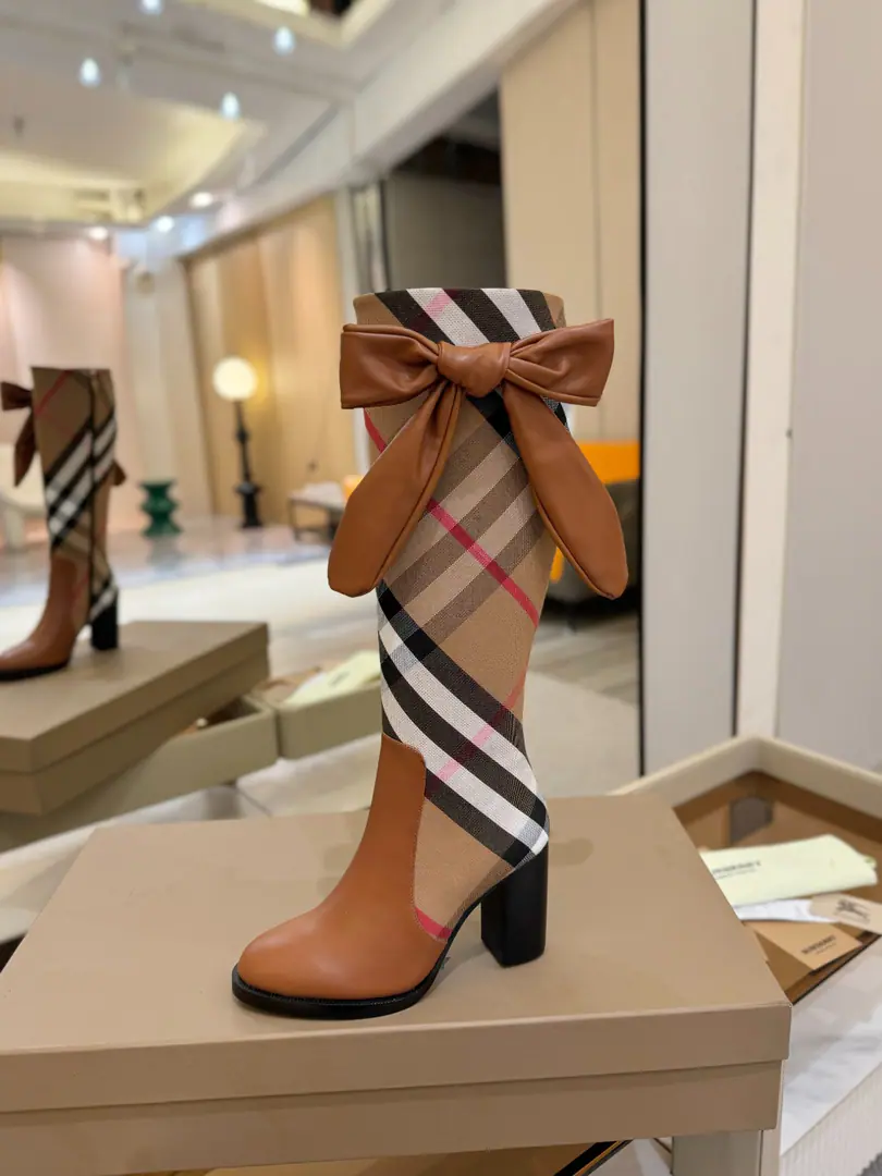 Burberryy Bobley. 𝑩𝒚𝒓𝒃𝒆𝒓𝒓𝒚𝒚 💝 👠 𝘽𝙪𝙧𝙗𝙚𝙧𝙧𝙮𝙮 Bobley. 2025 Uniquely released classic glycerian boots.👢 Unique. Release ⚠️Requisition high version ⚠️Burberryy - Boboli. A lazy, elegant, understanding style. 🎉BURBERRYBobley England.🇬🇧Luxury brands, The rice of the hide., Original1:1Copy, Synchronize new cabinets A classic shoe-designed tattoo with graceful knowledge.. ✅Fabulous.: Original cow leather with a rib cloth. ✅Uchi.: Customize sheep skins ✅Otsumi!: The original is really a big one. ✅He's tall.: 9.5cm ✅Codes: 35–41 （40, 41Custom）