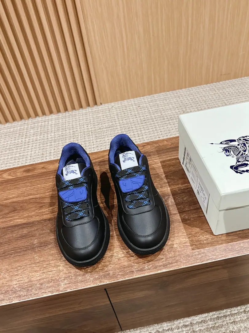 【Holly!】BURBERRY#The newest money officer in Babelie is synchronizing the sneakers. "I choose to make it from smooth little cattle.", It's a work of art in Italy.. A combination of a detachable shield and a hanging., The Knight of the Horses.（EKD）Pump flowers.. Use the net eye liner., Shoeslaces integrated into the grid., The rubber shoe bottom is a collection. Burberry Letter logo. Round shoe head. The horse's knight's logo is on the shoe tongue.（EKD）Title A stairwell. Shoes bottom strap. Burberry Letter logo Female number: 35/36/37/38/39/40 Men's code number: 39/40/41/42/43/44