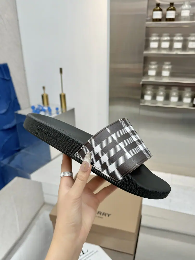 🌈🌈🌈New stuff on the shelf., ☘️☘️- Boboli.🔥The new slipper in the counter has the branded letter-based logo., And the chief creative director. Riccardo Tisci It's... Burberry First Show Series Name「Kingdom」 Ruler Guide One to one., 🍎🍎Pattern5DPrint, Shoe.: %Skin..Skin., 🎉🎉Shoes under the sole.: %Rubber Setup Design Codes, 36-46