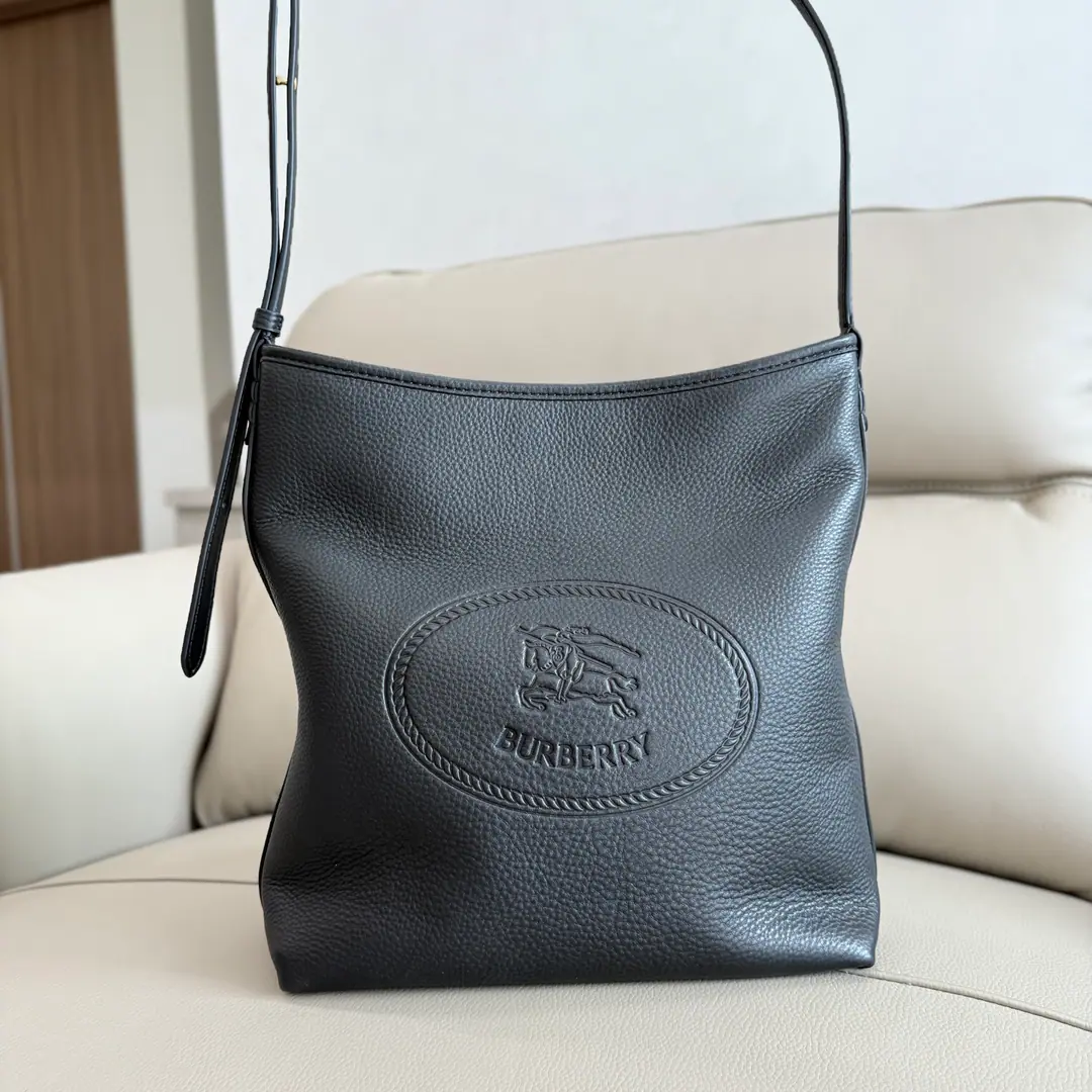 Special level Highlands - A shoulder bag. ♪ Take out outdoor design ideas ♪. Select the top-class calf leather., Made in Italian craftsmen.. Integration into the water wash process, ♪ Give it a soft touch ♪. The lineless liner is tied to a thin shoulder belt., The knight's seal is a flower., From 1980 The collection of the old brand bags.. Modifiable leather shoulder belt The front is marked with the Knight of Horses. (EKD） Pump flowers. Dimensions28.5 x 11.5 x 31cm. Model2611