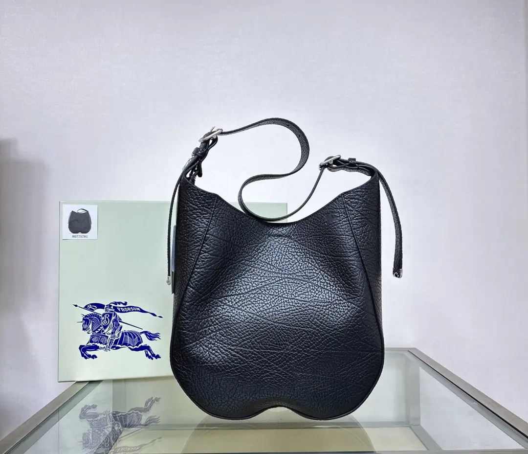 Special level【Daniel Lee New】Chess - A shoulder bag. Modifiable leather shoulder belt Open Portfolio Design, Combining magnet buttons open. Hand-off zipper to take the bag., Hand painted on the edge. Lass Metals accessories, The bag is loaded. BurLetter logo presses flowers Dimensions30x9×33cm Model5781
