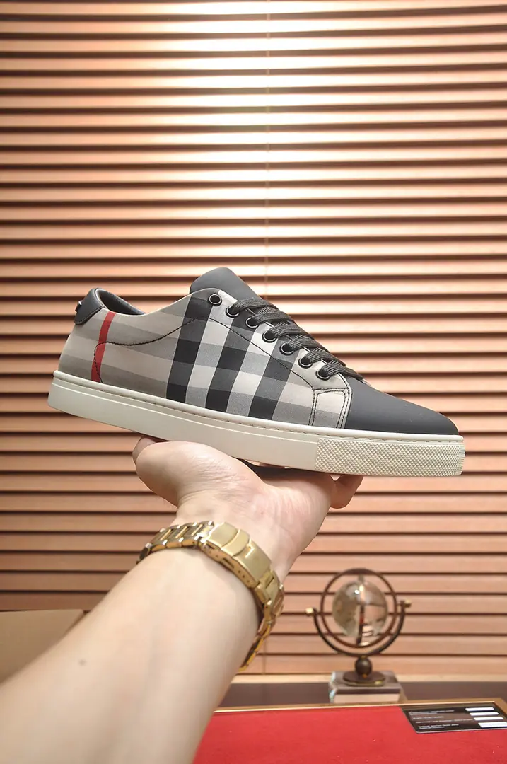 Get out of the factory. 【burberry- Boboli.】（In the cow's skin.）Classic low-band sneakers.｜Imported cattle skin with classic glycerine.｜In the cow's skin.｜Original Base｜The finest things to wear are comforts. Size: 38-44（45Do it.）