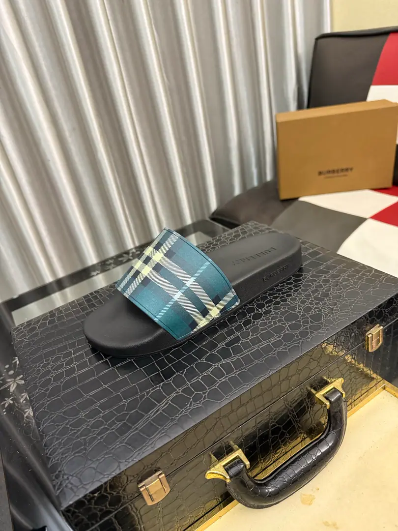 Get out of the factory.⌚⌚Burberry - Boboli slippers., Summer's new classic-cut slippers.Vintage The retro-gauge slippers. The twigs make comfort in wearing the experience. Shoe.: PVC %Heat-plastic polyurethane Shoes under the sole.: %Rubber Setup Design Sides are. Burberry Stereo-letter logo BurberryClassic-cut sandals. This classic pair of green sandals is from...Burberry (Bobley.). Design Details: Clipping, haymarketSquare Stripes, Show your toes., The side is marked with a pebbles brand., - Scalpel shoes. Size: 35-46（45, 46Do it.）