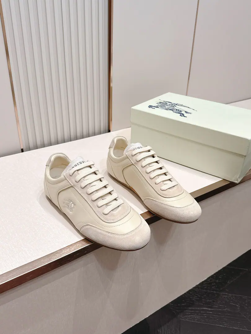 Top P Men Burberry - Boboli. 2026Newest leisure. - Tetsu. A soft and comfortable German shoe. Next2026Summer series successfully launchedKnightA new low-group sports shoe after the sneakers captures the low-profile contour of the new seasonly stale and is sophisticated.BurberryThe details are made from the soft napa leather with the anti-feather leather. Of which the linen color/The dove-coloured formula uses the anti-feather-glossed fabric with a greasy-tied strap of shoes and a puncture. BurberryLogo Same paragraph for men and women The scale is carefully considered. It's a neutral contemplation that keeps the bright. And the softness of the woman in the dress. Bullskins. Original Base 35-45Code