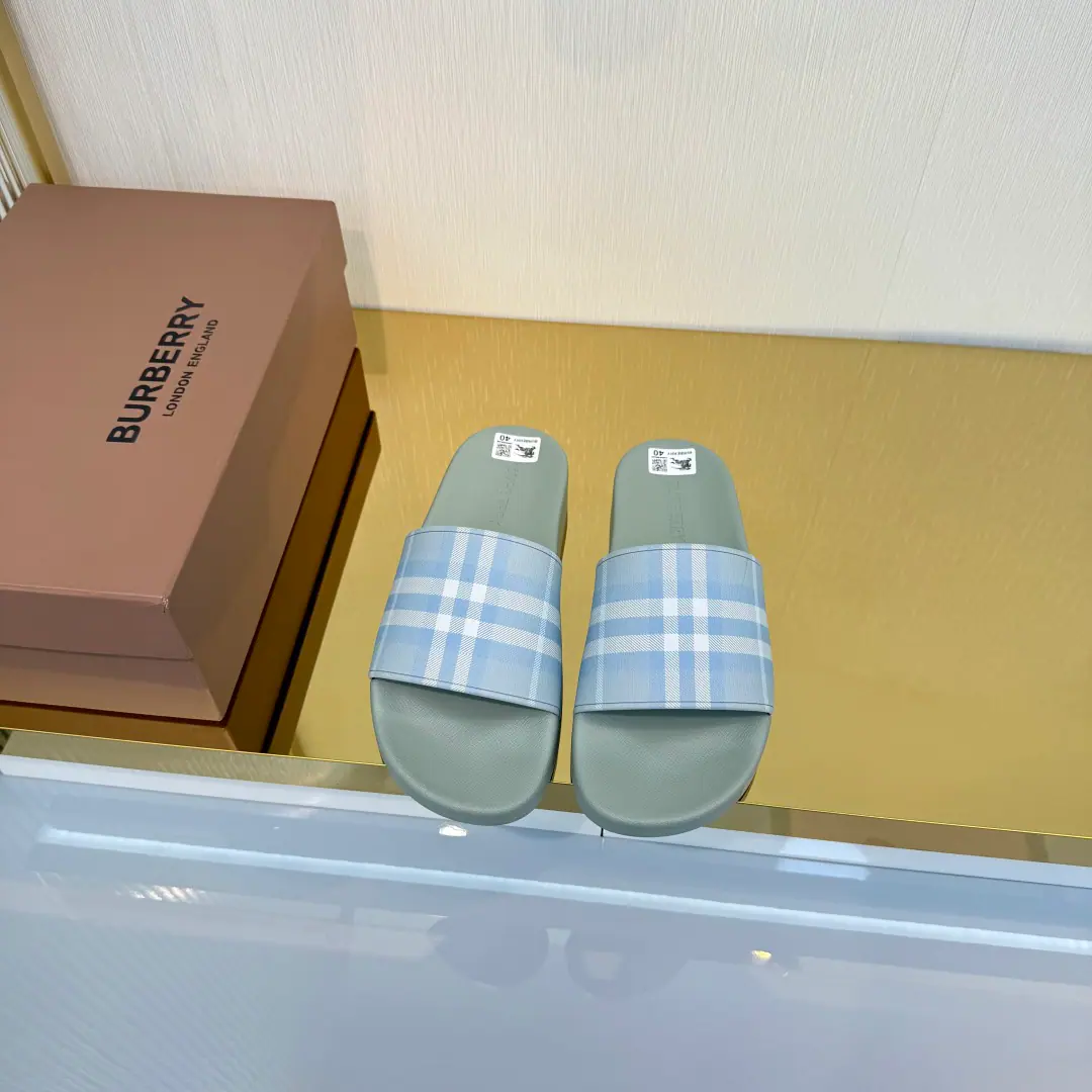 Plant price The new slipper in the counter has the branded letter-based logo., And the chief creative director. Riccardo Tisci It's... Burberry First Show Series Name「Kingdom」 Ruler Guide One to one., Pattern5DPrint Shoe.: %Environmentally friendly polyamide Shoes under the sole.: %Rubber Setup Design Codes, 36-46 The cabinet is full packaging.