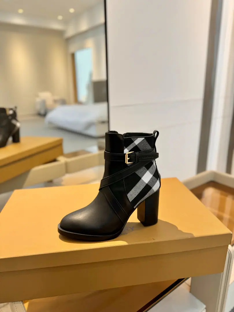 Burberryy Bobley. 𝑩𝒚𝒓𝒃𝒆𝒓𝒓𝒚𝒚 💝 👠 𝘽𝙪𝙧𝙗𝙚𝙧𝙧𝙮𝙮 Bobley.2023The latest exclusive boot release is classic.👢 Unique. Release ⚠️Requisition high version ⚠️Burberryy - Boboli. A lazy, elegant, understanding style. 🎉BURBERRYBobley England.🇬🇧Luxury brands, The rice of the hide., Original1:1Copy, Synchronize new cabinets A classic shoe-designed tattoo with graceful knowledge.. ✅Fabulous.: Original cow leather with a rib cloth. ✅Uchi.: Customize sheep skins ✅Otsumi!: The original is really a big one. ✅He's tall.: 10cm ✅Codes: 35–41 （40, 41Custom）