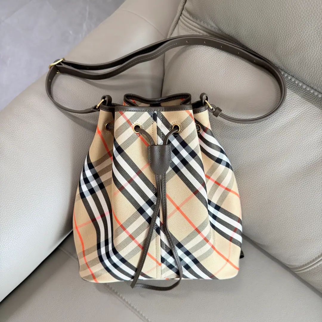 Special level BHome's latest tattoo bag.🍀It's made of cotton slanted paste. Use of unlined design It's light and light. I'm gonna blend in with a smooth little cow's skin. A stylish leather shoulder belt., Should be single or slanted Young fashion is just full. Dimensions27.5x 16x 29cm Model8711